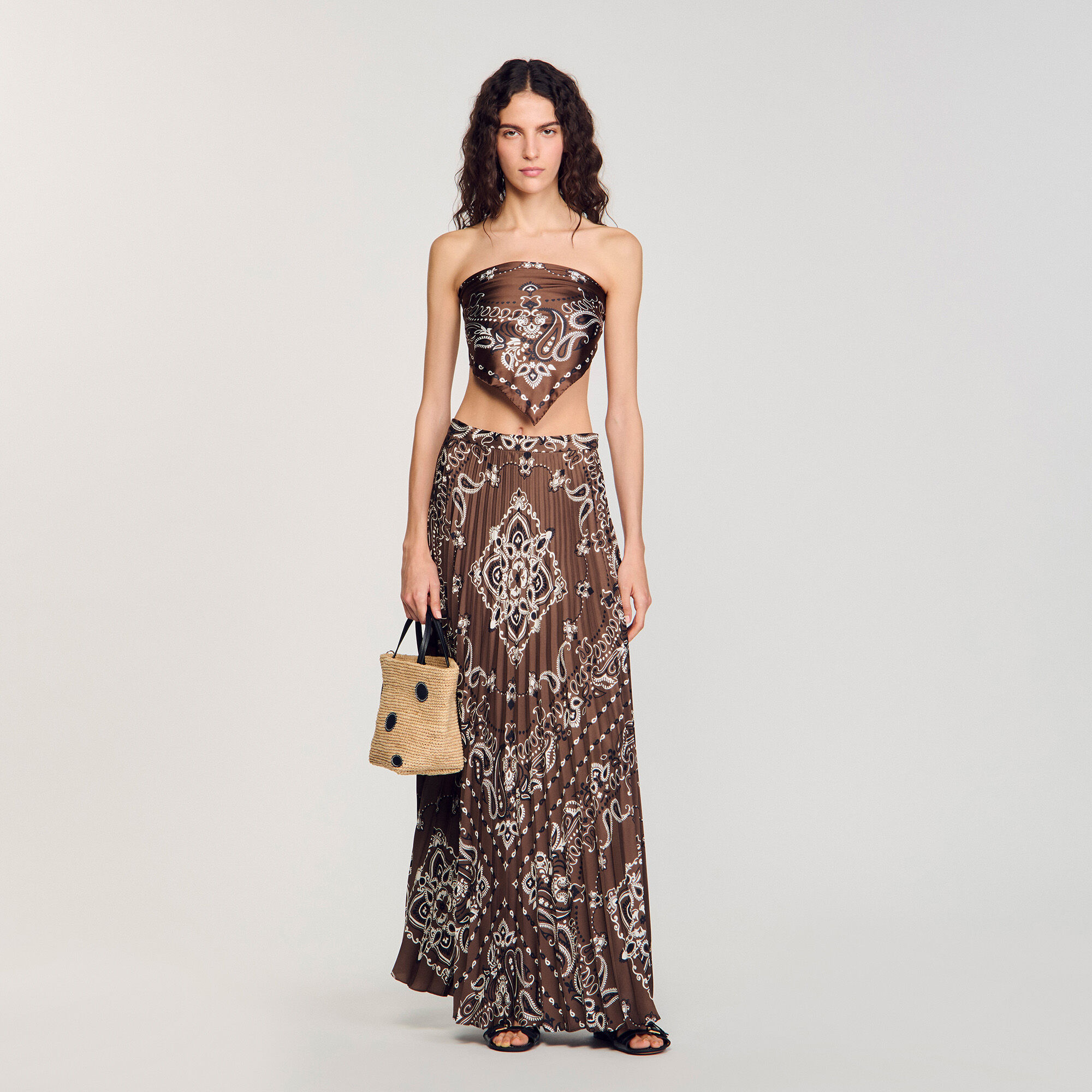 Pleated maxi skirt with bandana motif.