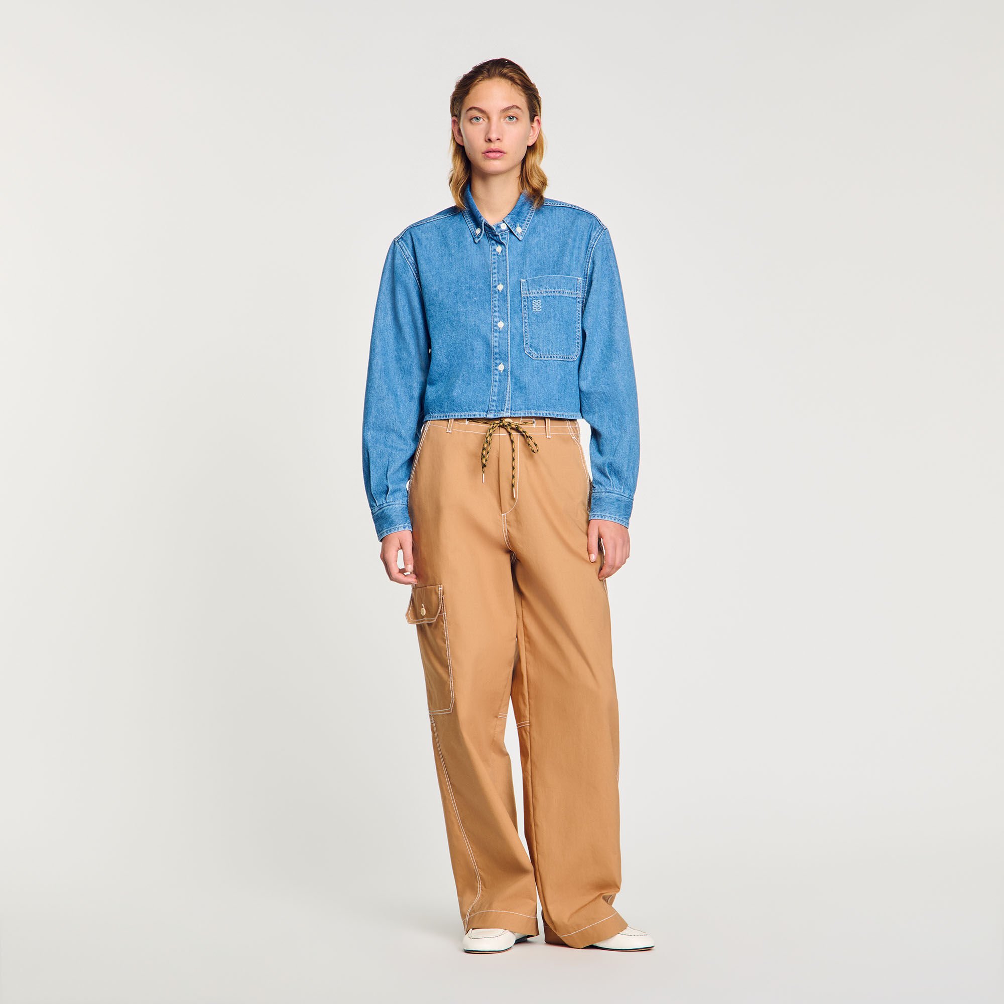 Chemise courte en denim brodée