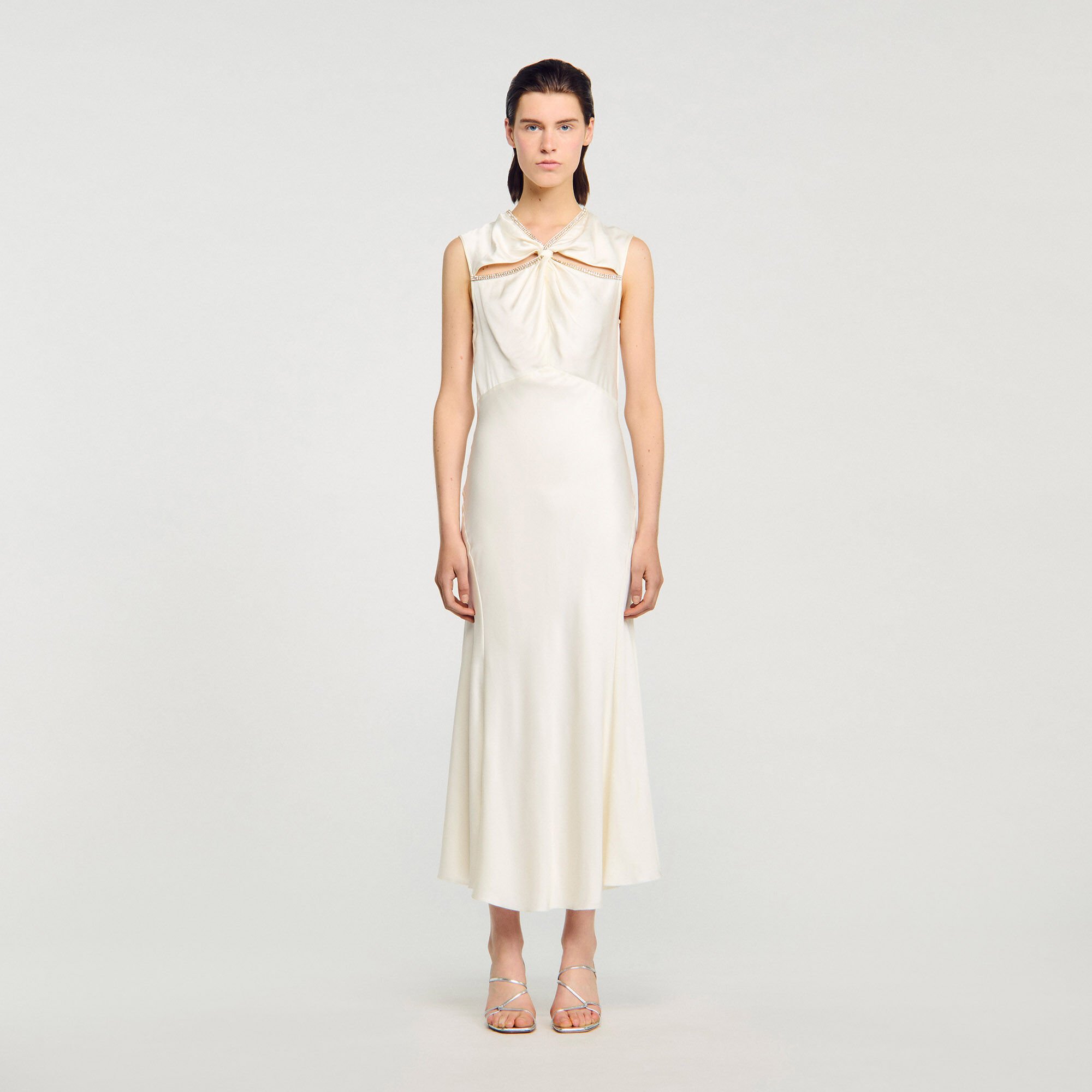 Robe longue satinée strassée