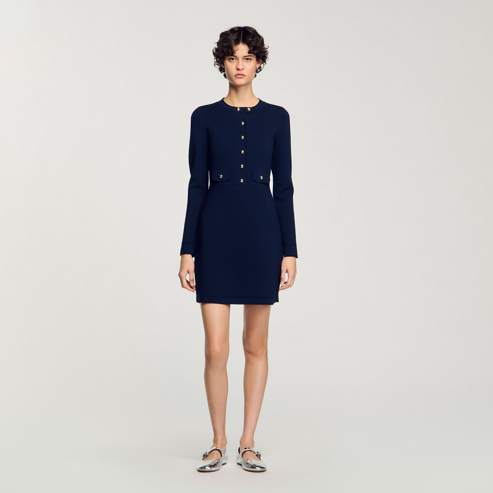 Kurzes geknöpftes Strickkleid
