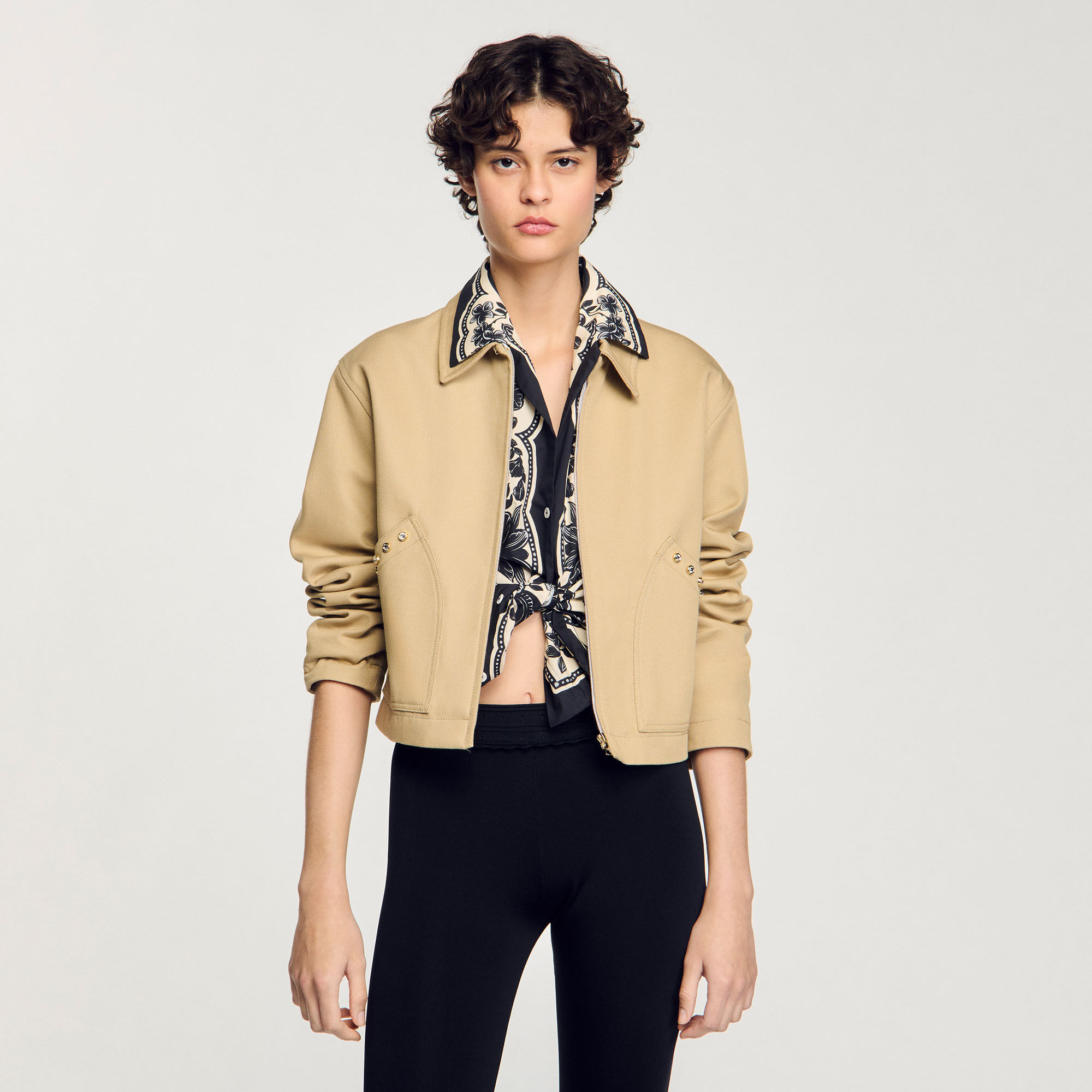 Blouson court à détails strassés