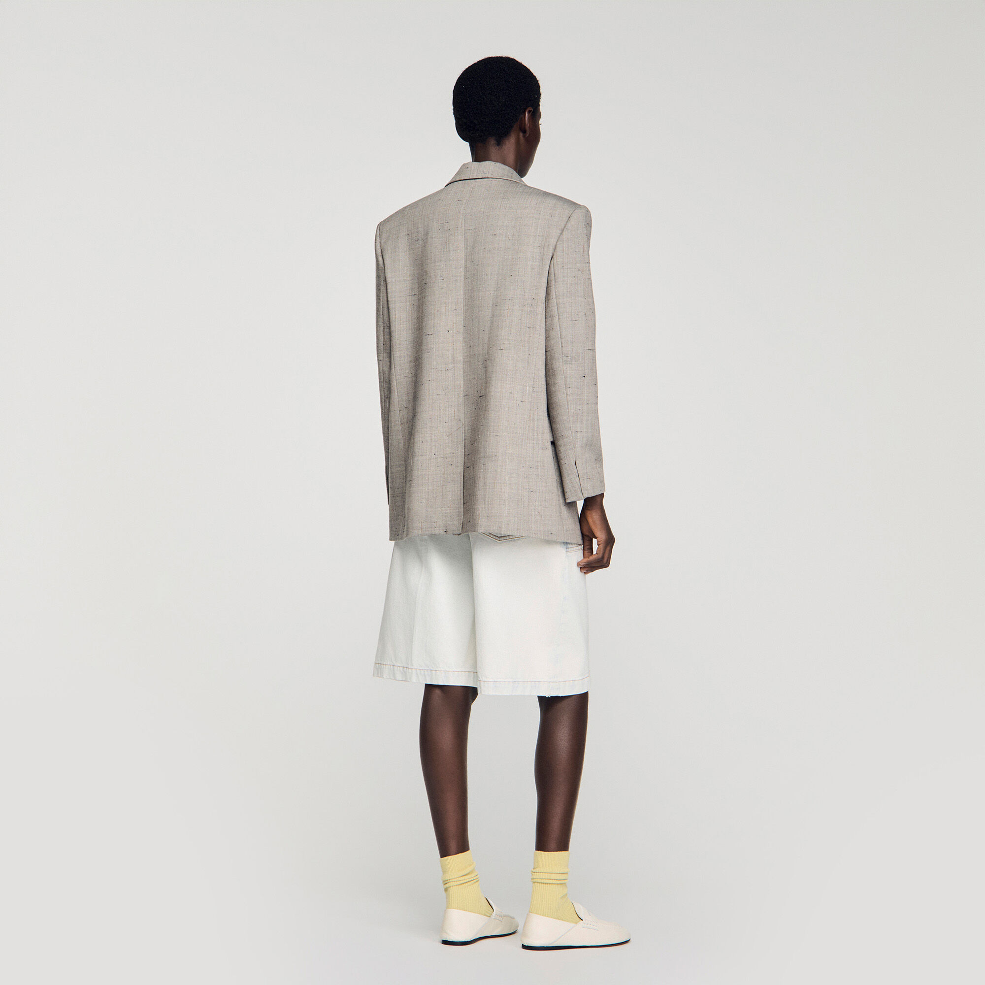 Veste en laine &agrave; carreaux et broche