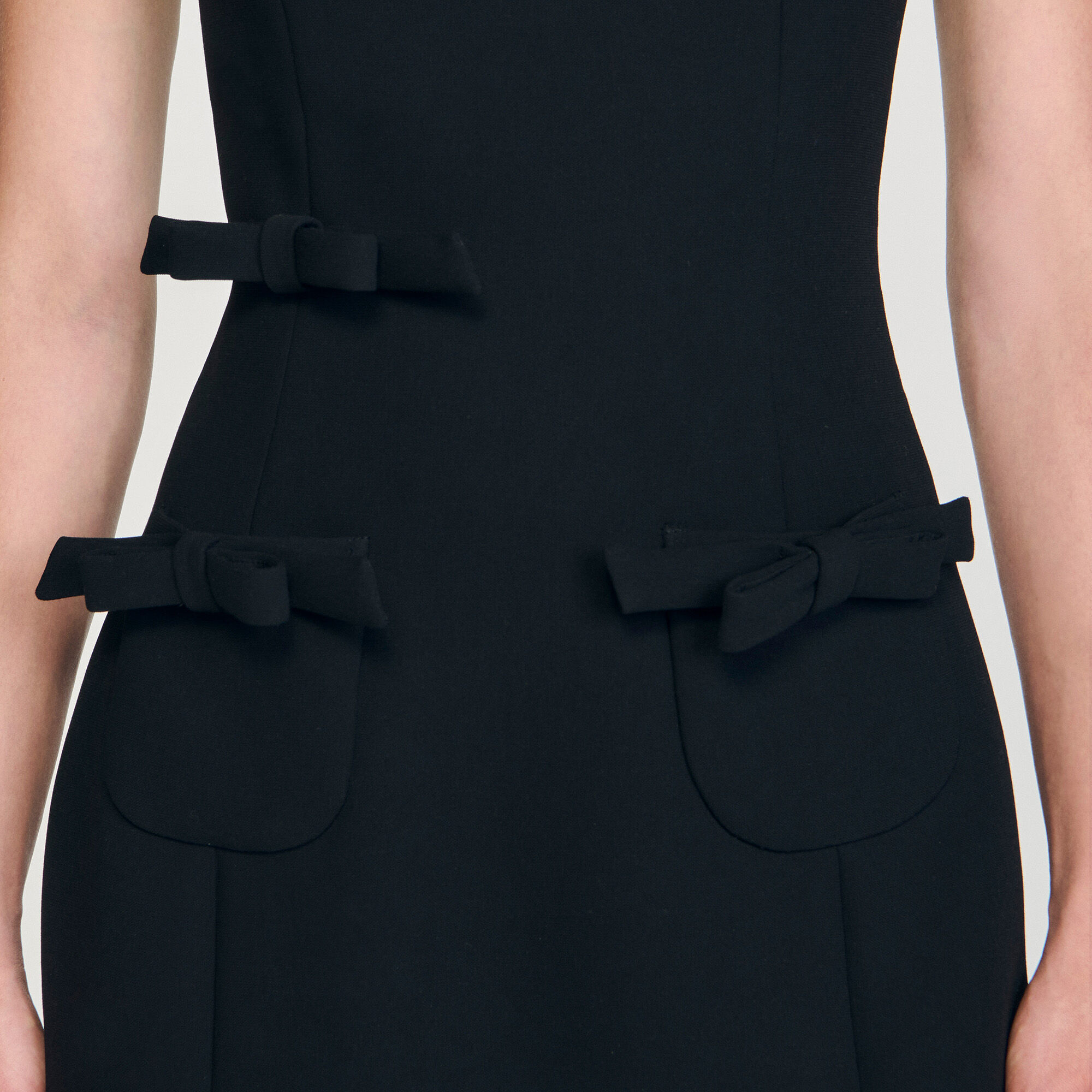 Kurzes Kleid mit Schleifen