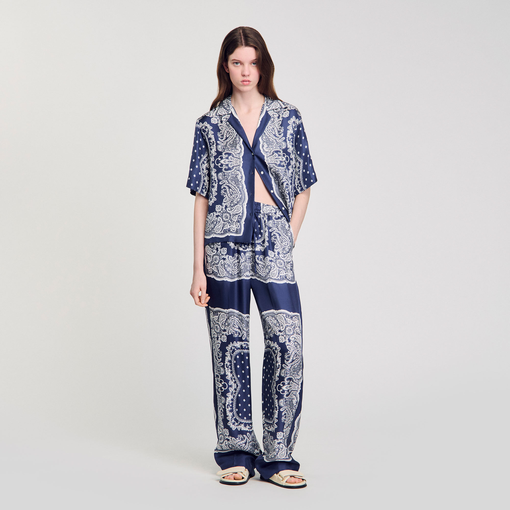 Fließende Hose mit Bandana-Print