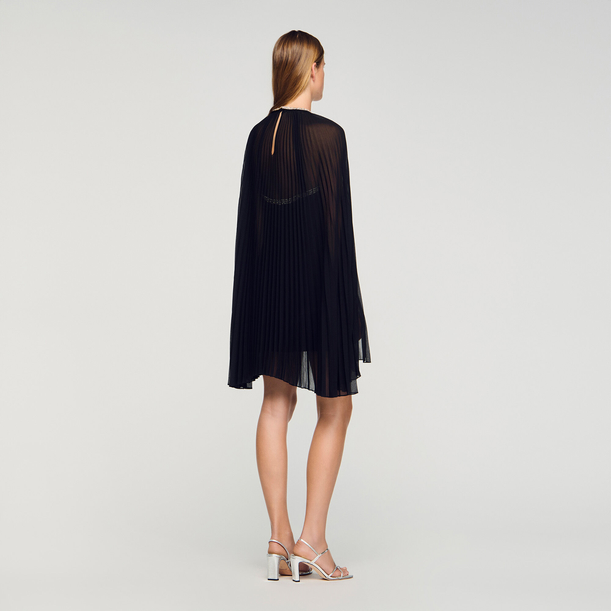 Robe courte à cape ornée de strass