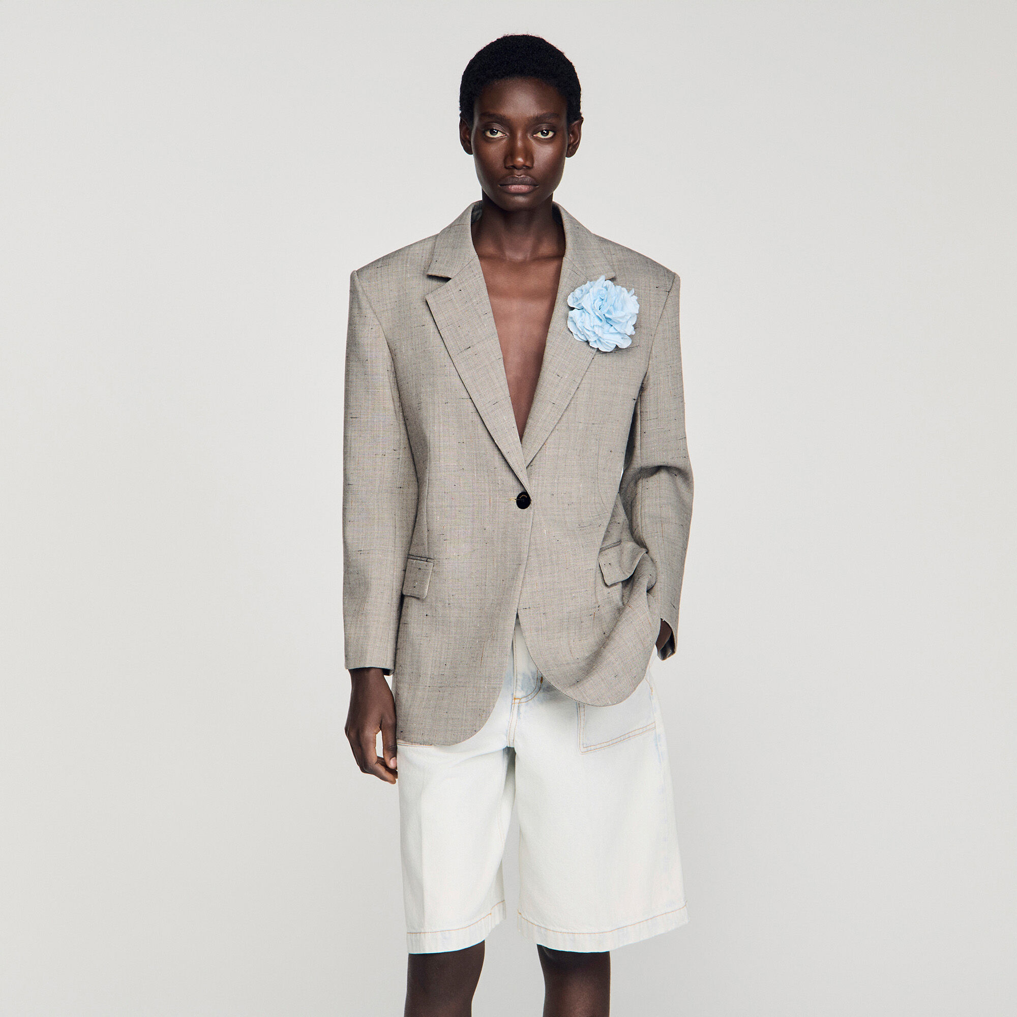 Veste en laine &agrave; carreaux et broche