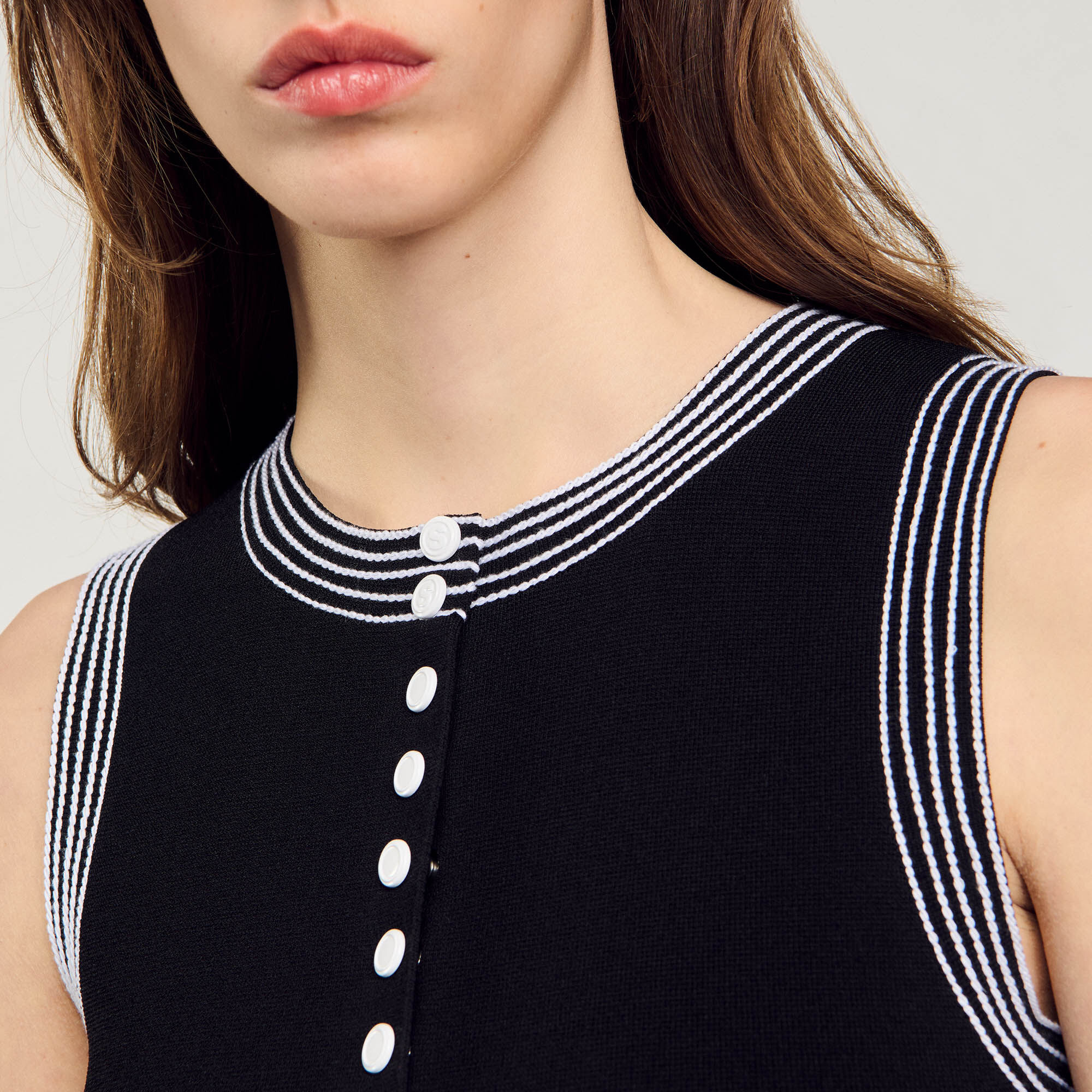 Kurzes geknöpftes Kleid
