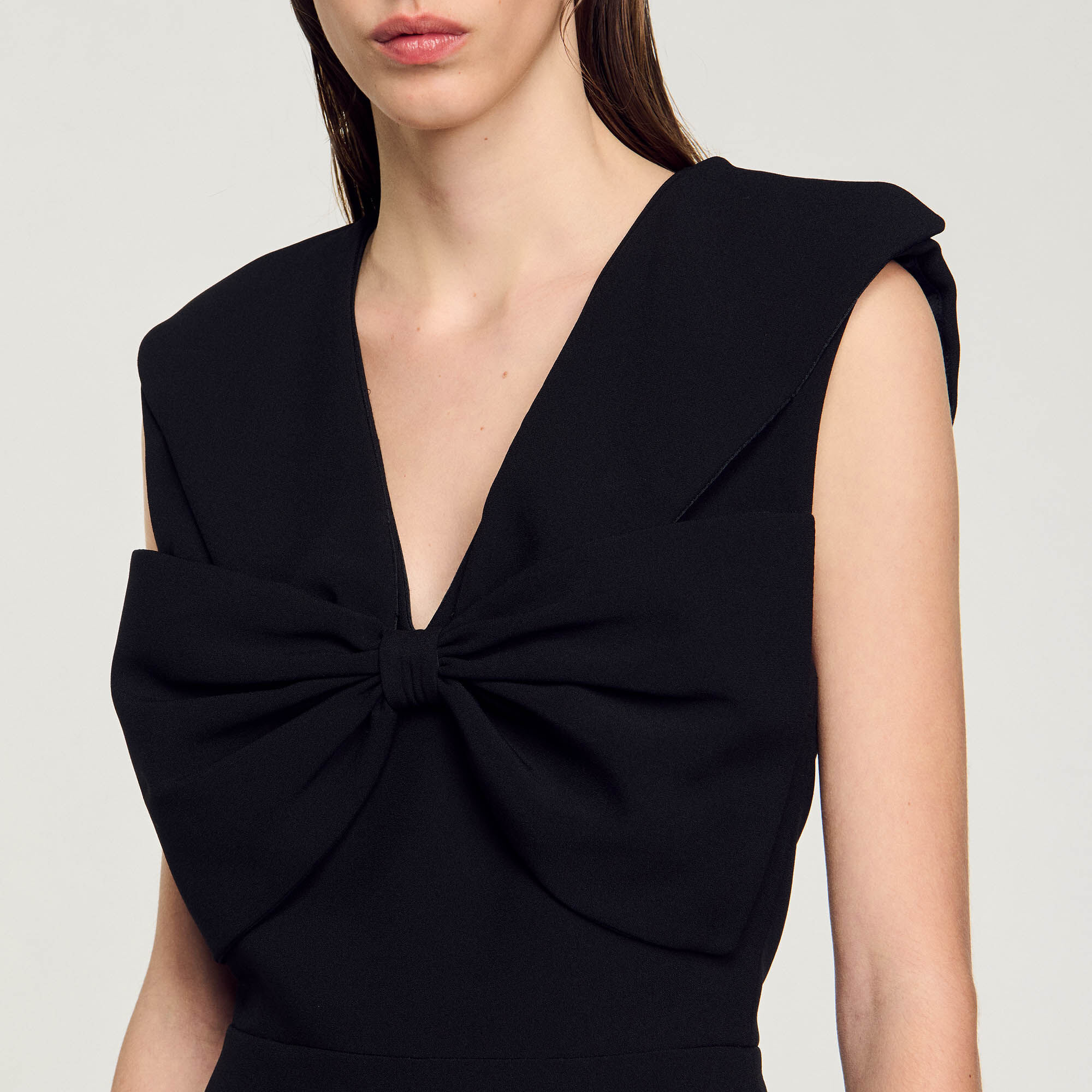 Kurzes Kleid mit Schleife