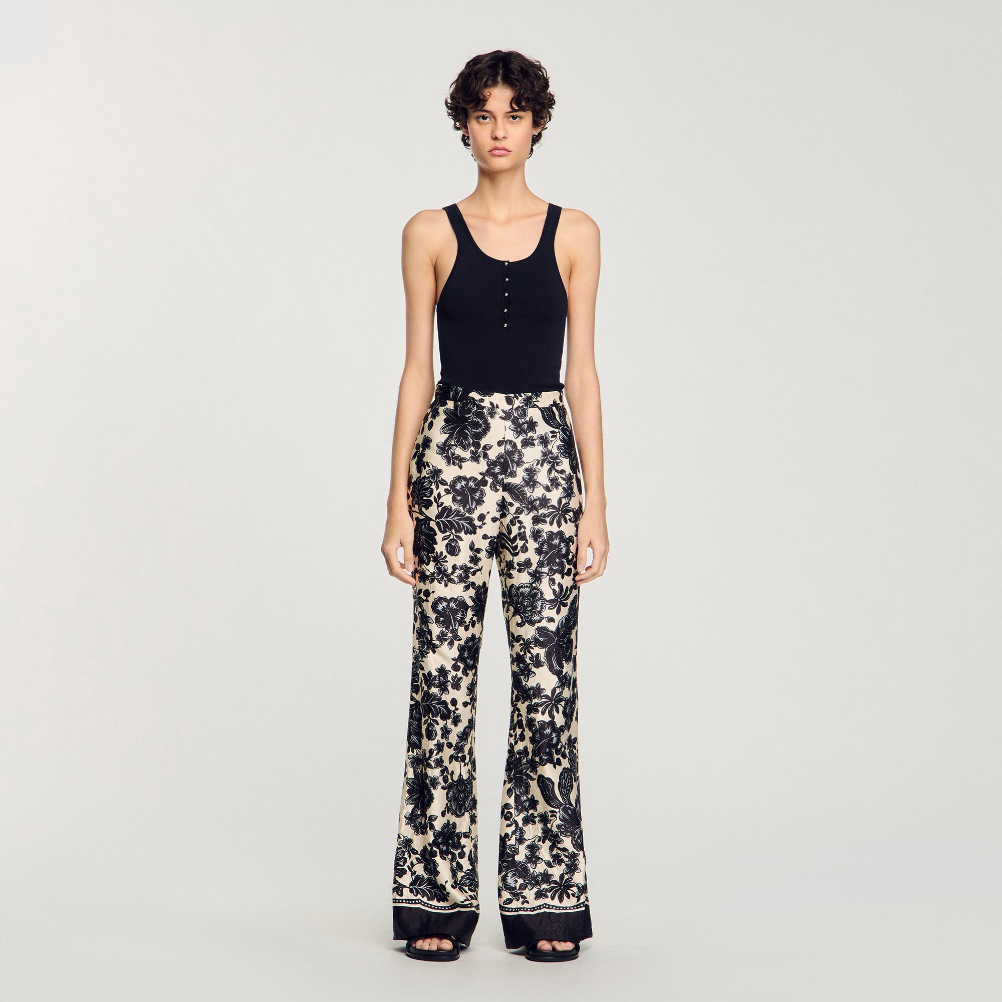 Hose mit Blumendruckmuster