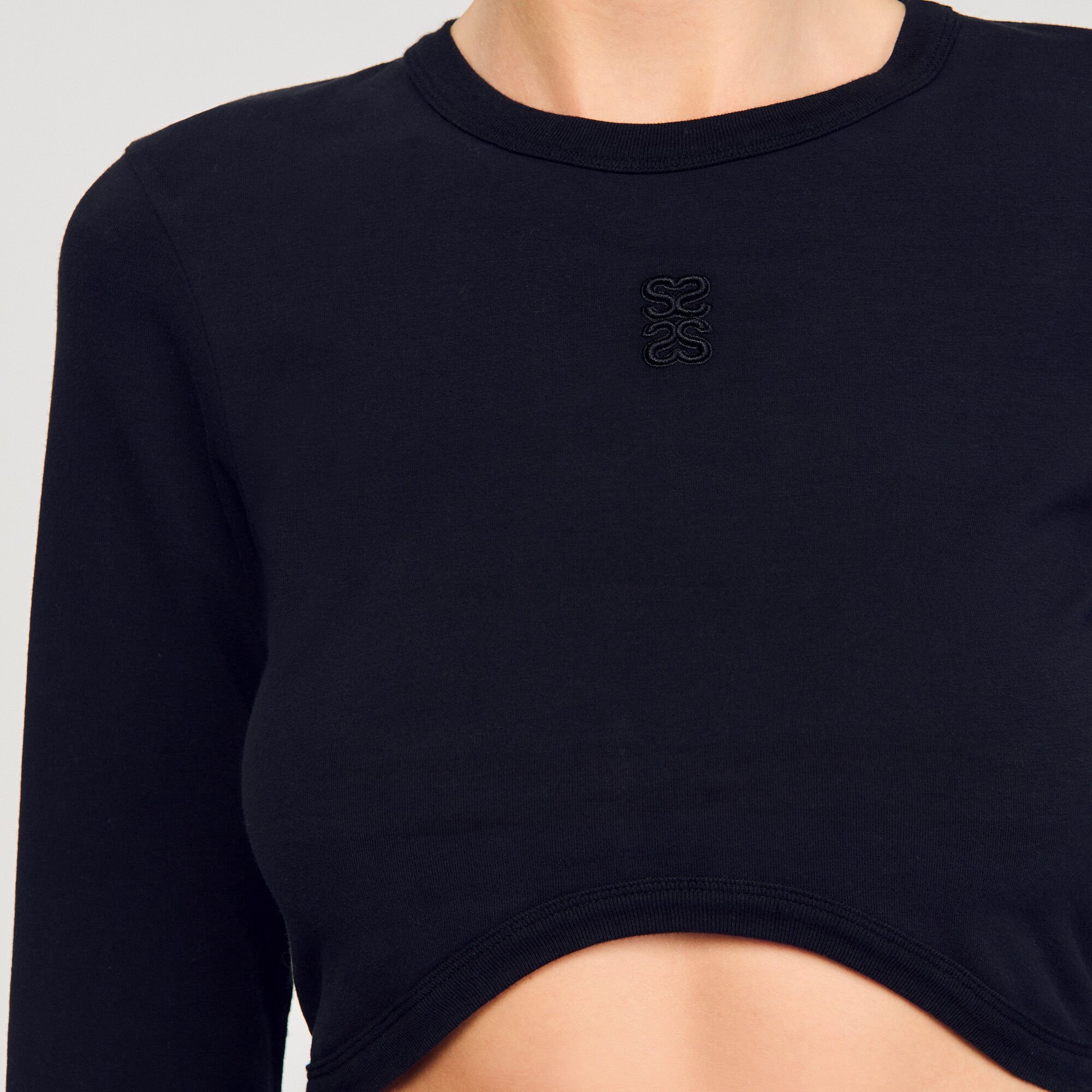 Kurzes T-Shirt mit Stickerei