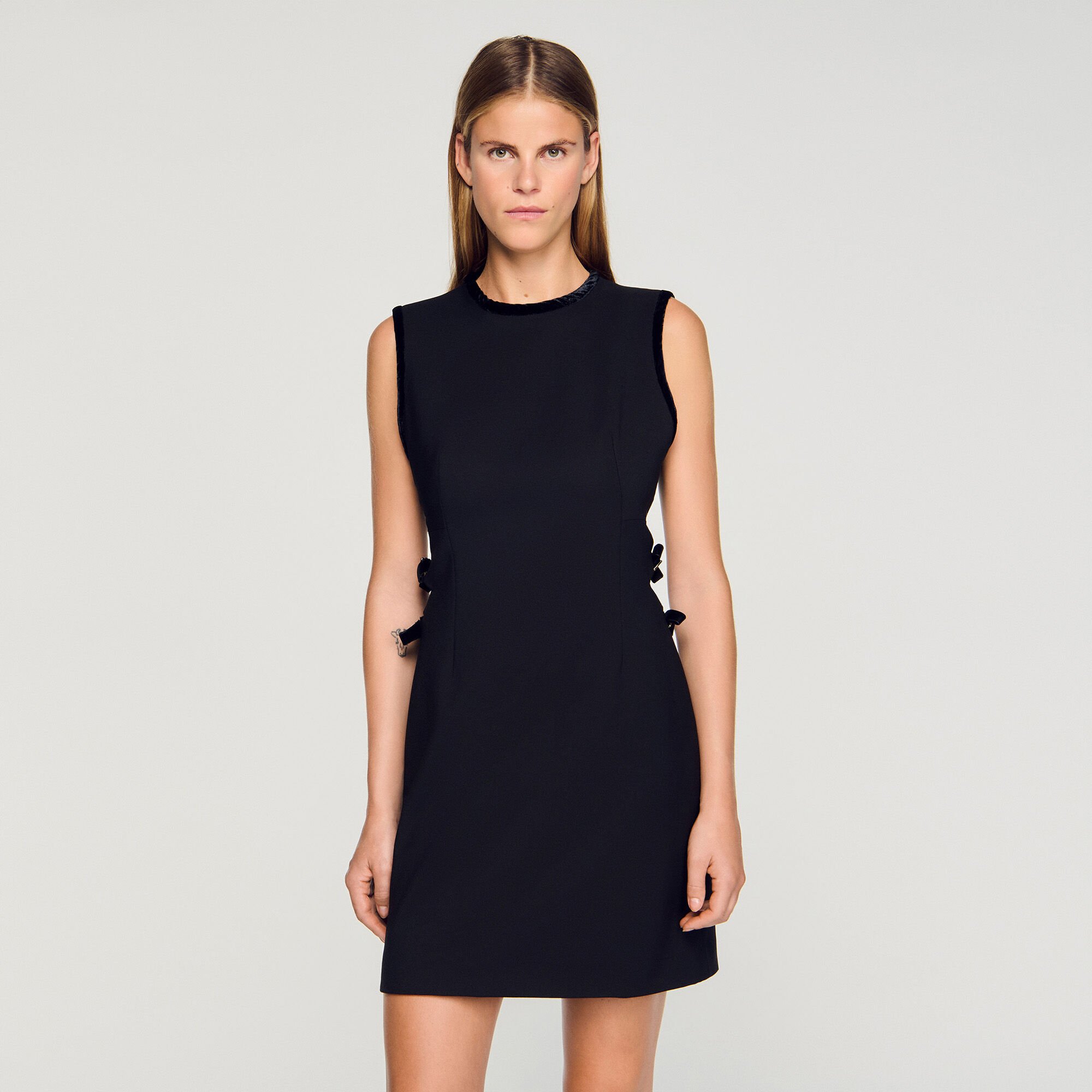 Robe courte à découpes