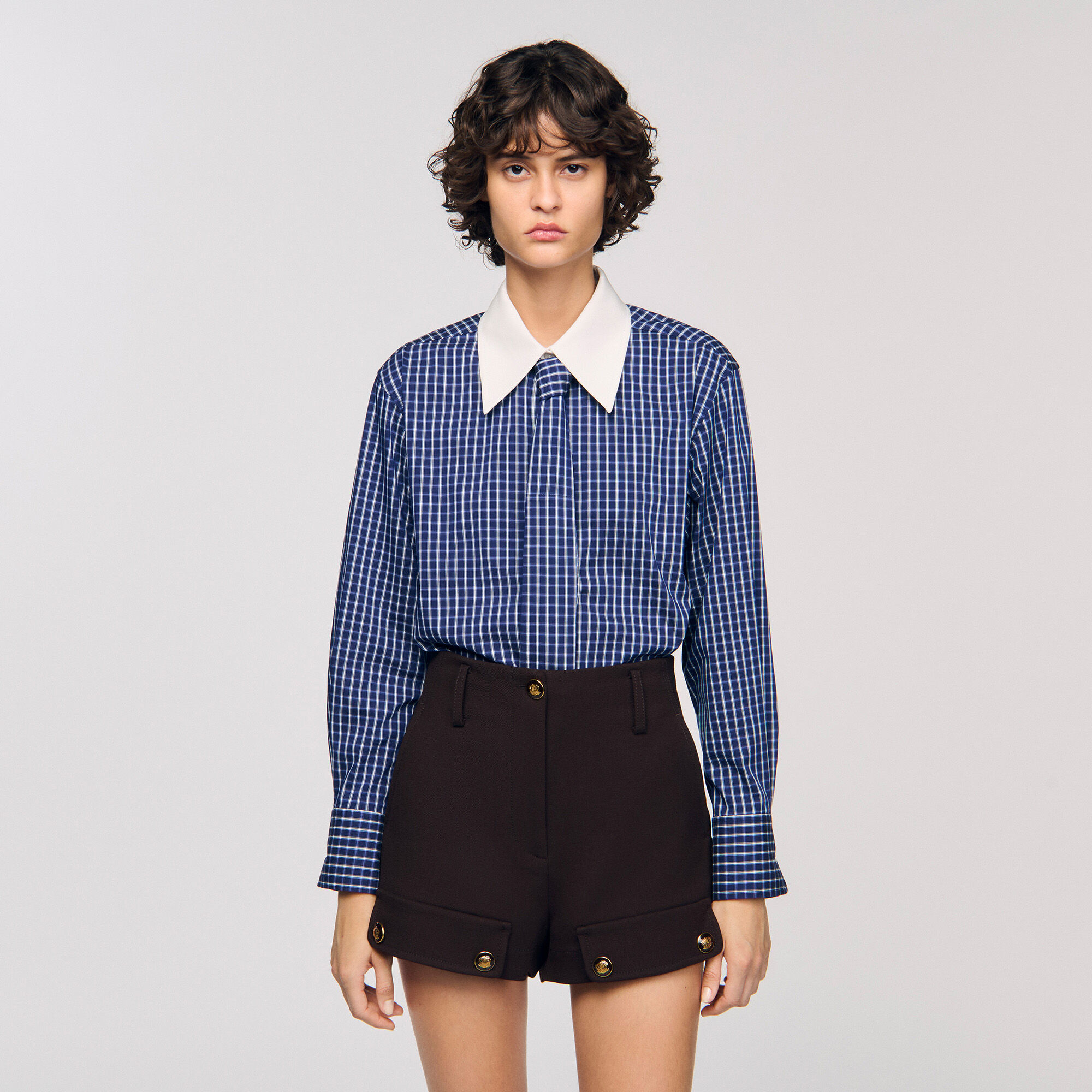Chemise à carreaux et cravate