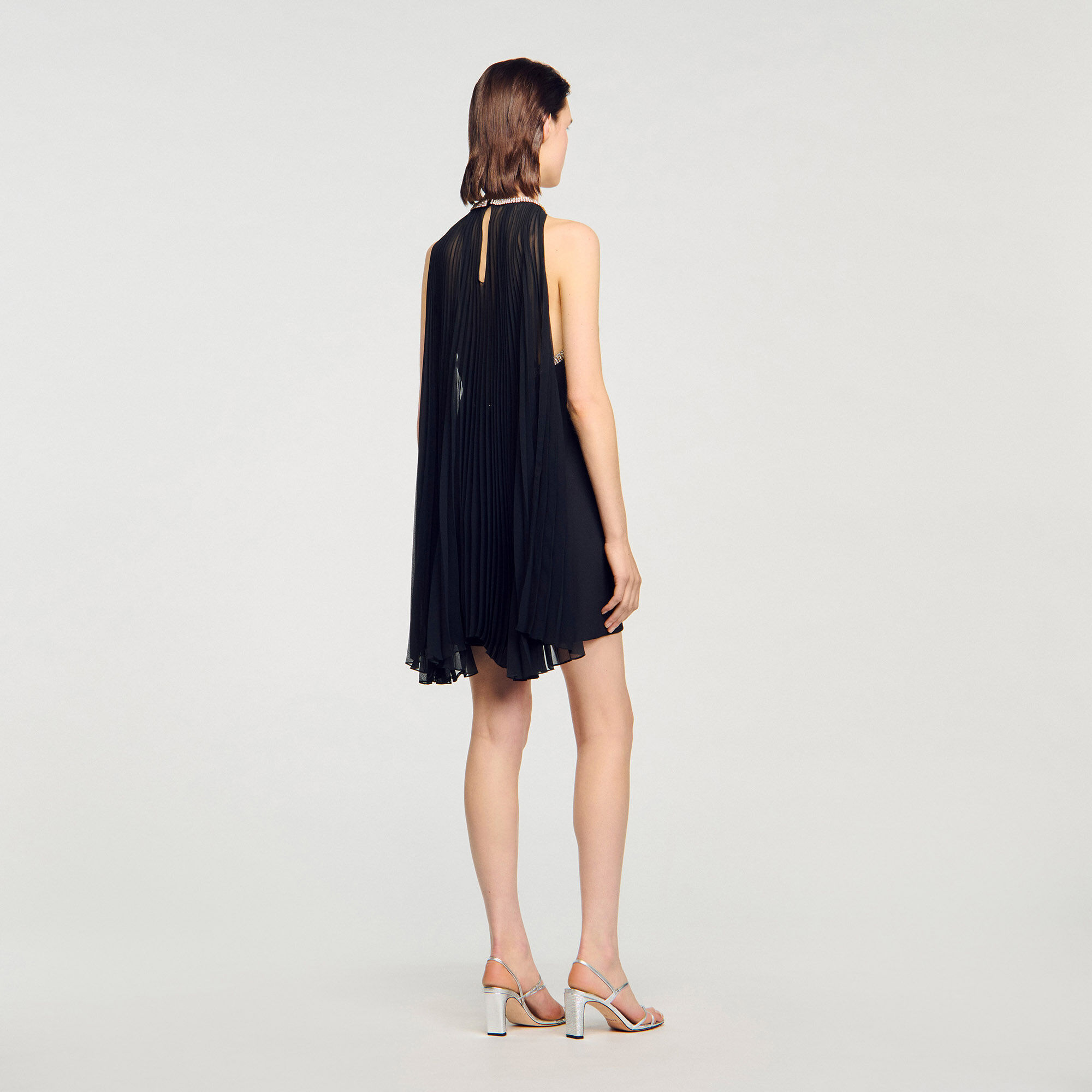 Kurzes Kleid mit Cape und Strass