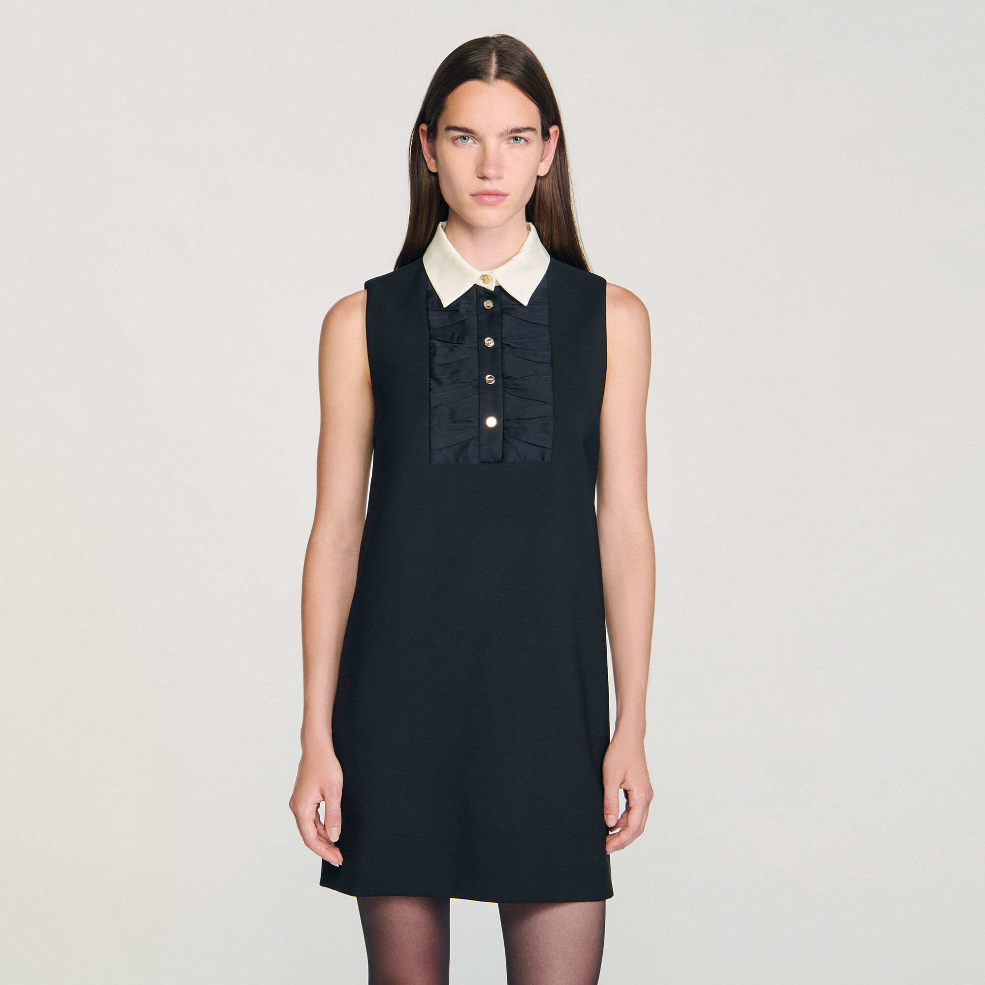 Kurzes Kleid mit Kontrastkragen