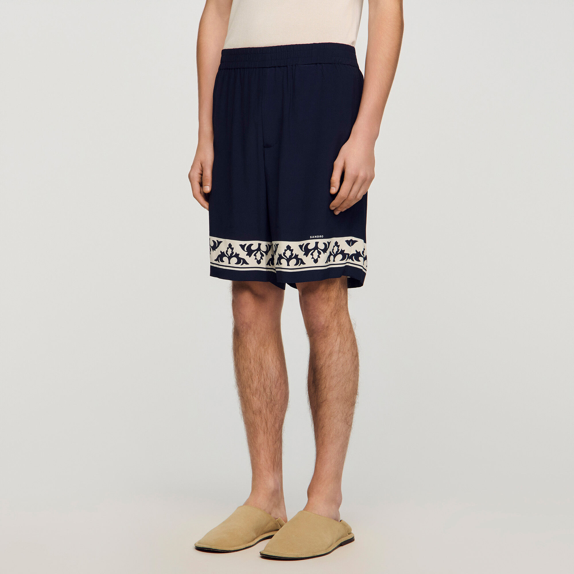 Short fluide motif contrast&eacute;