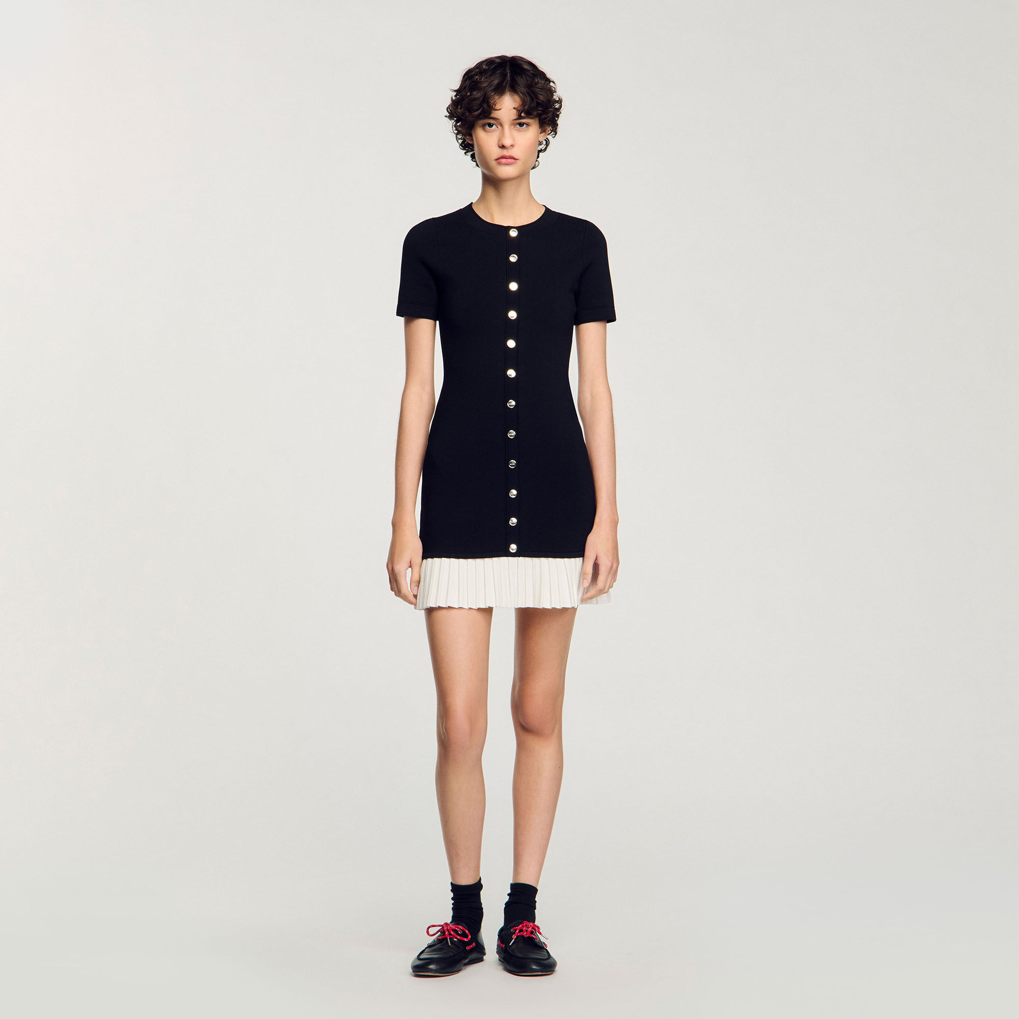 Kurzes Strickkleid mit Volant