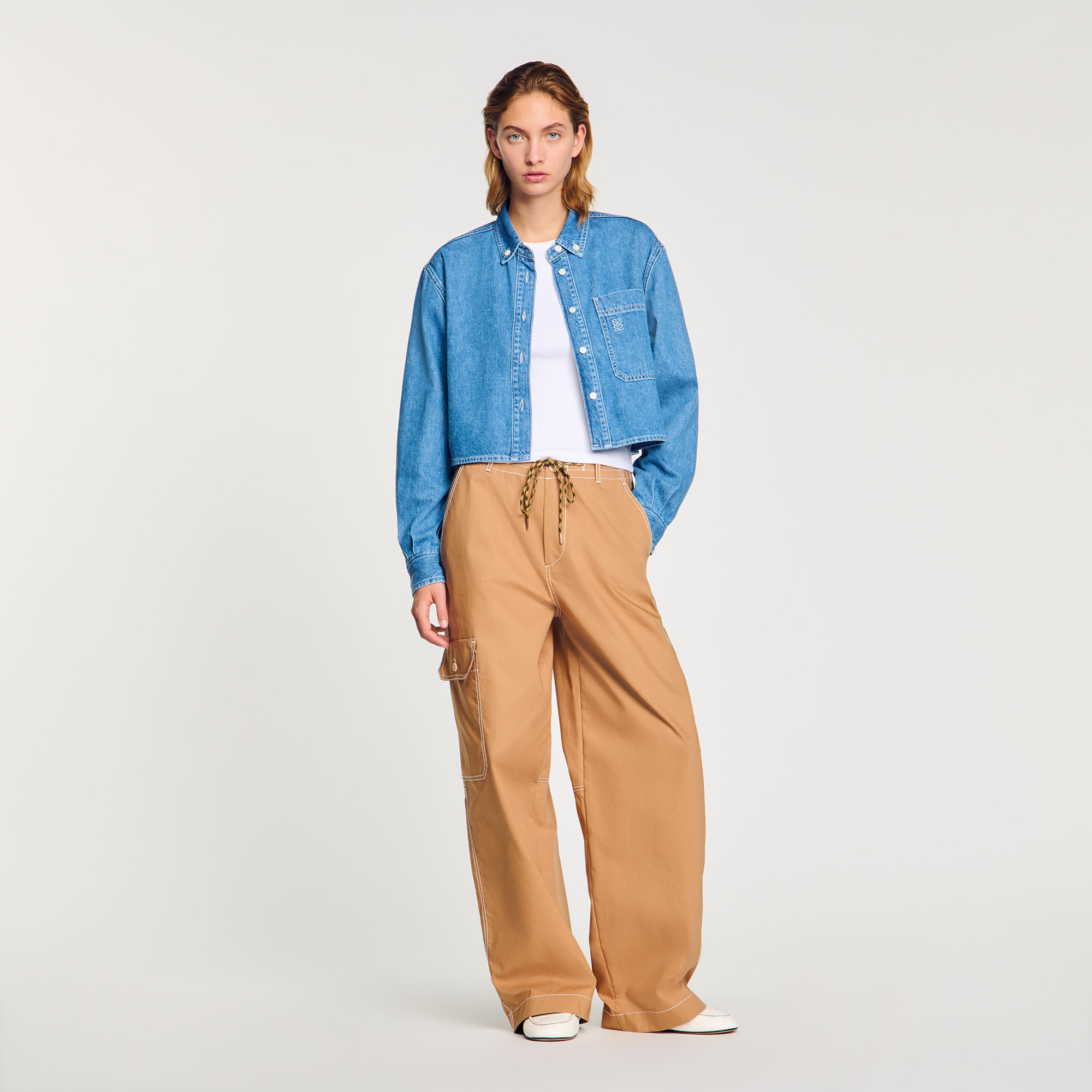 Chemise courte en denim brodée