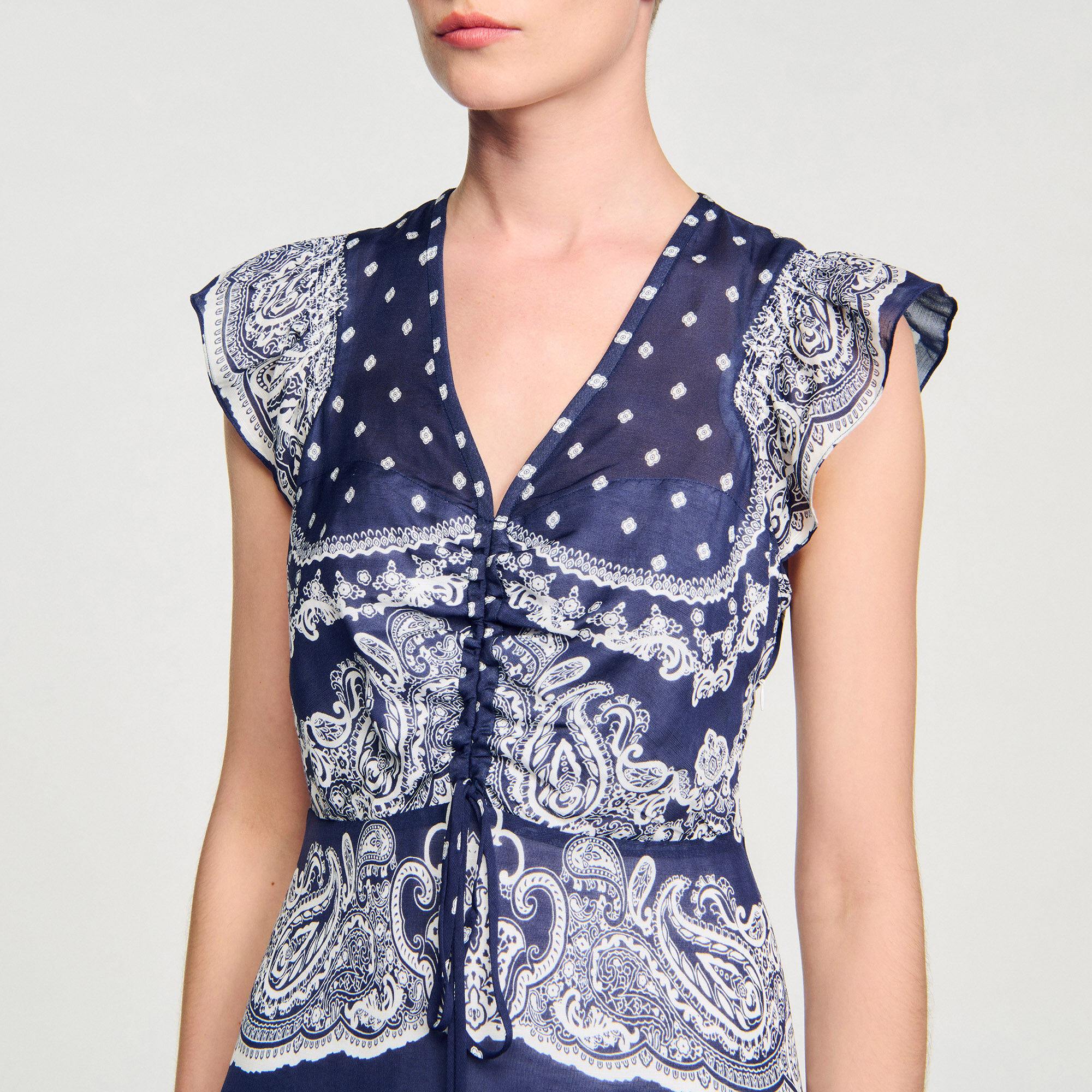 フランス発 Sandro Vネック バンダナモチーフ ショートドレス Short bandana-motif dress blue For Women | Sandro Paris