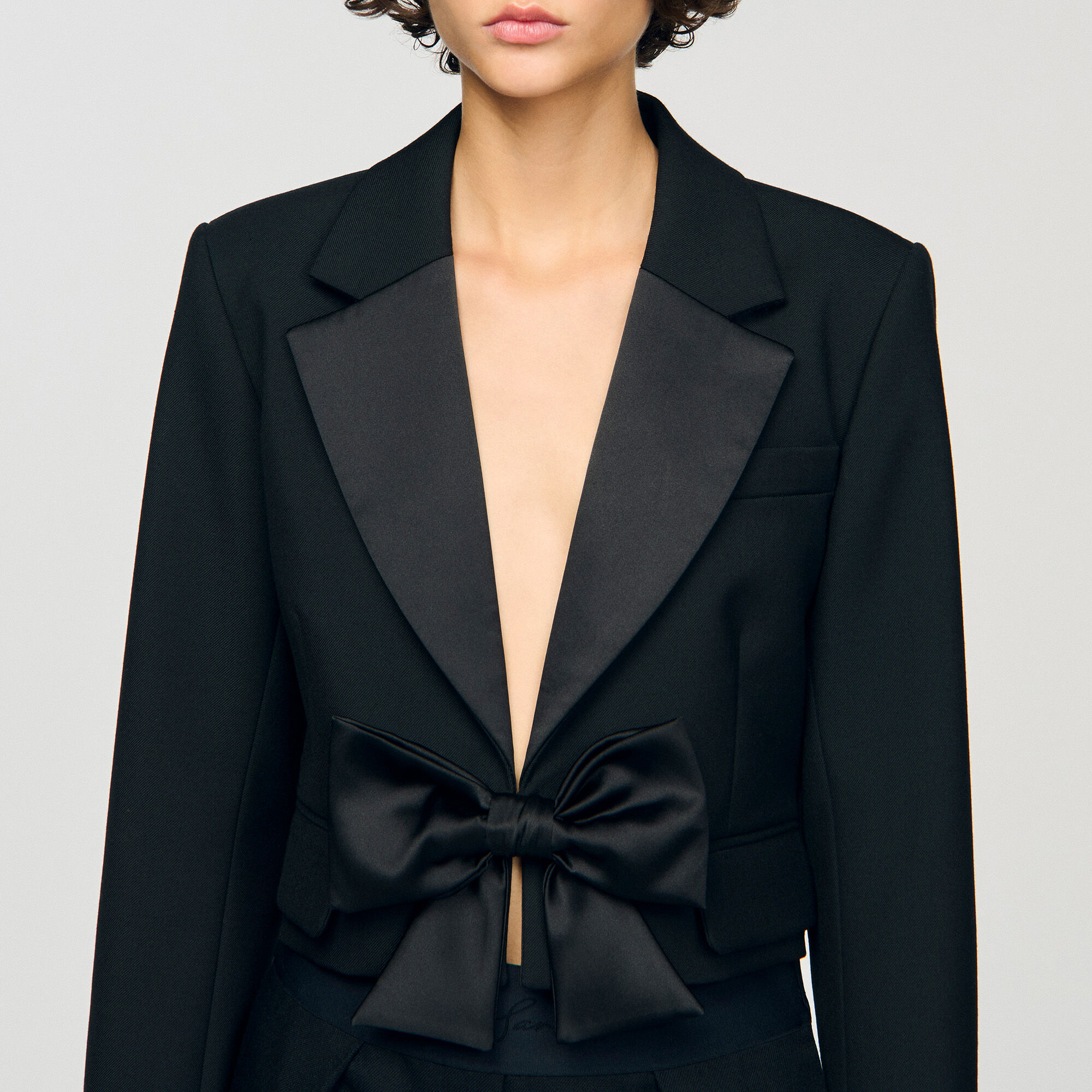Veste courte à nœud satiné