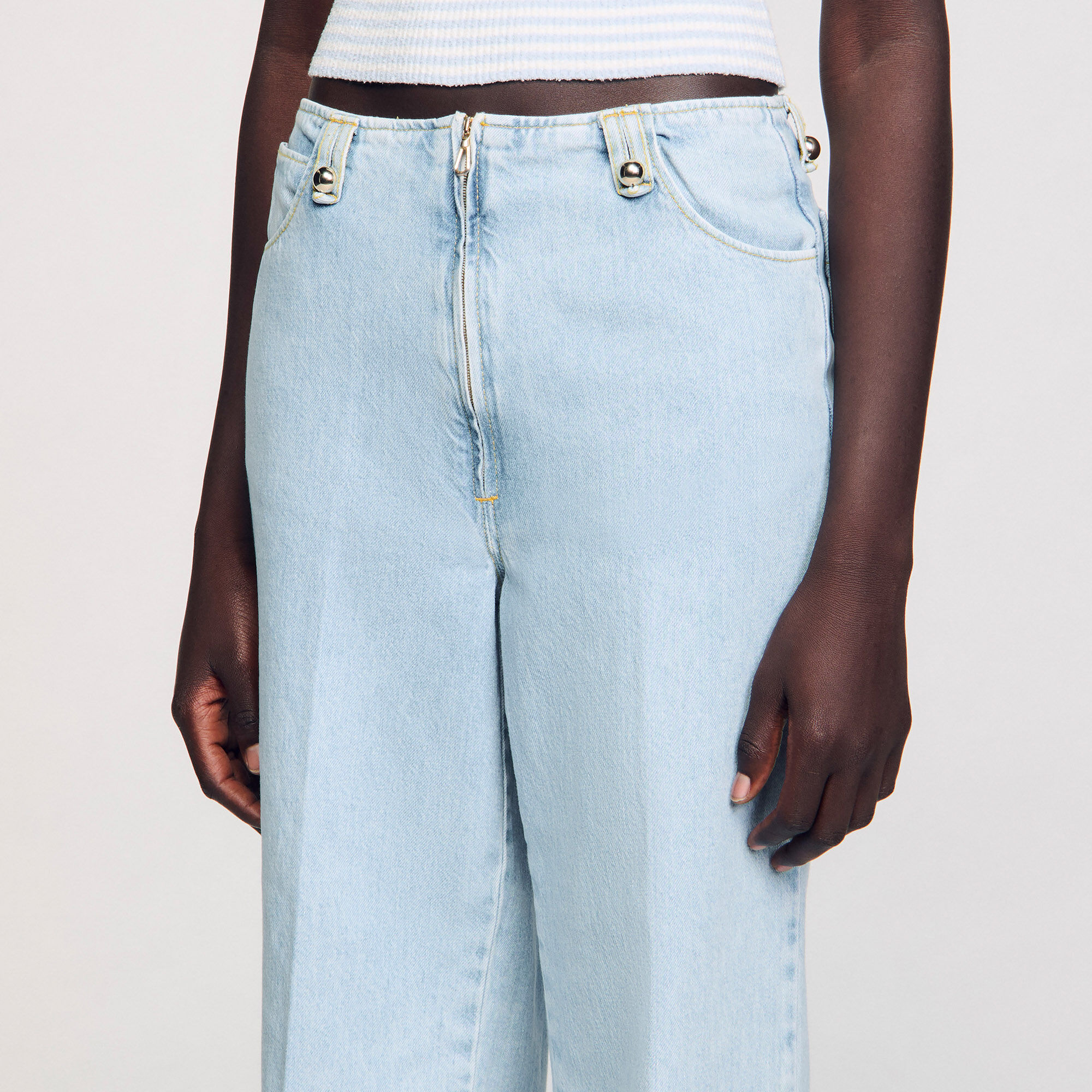 Weite Jeans aus verwaschenem Denim