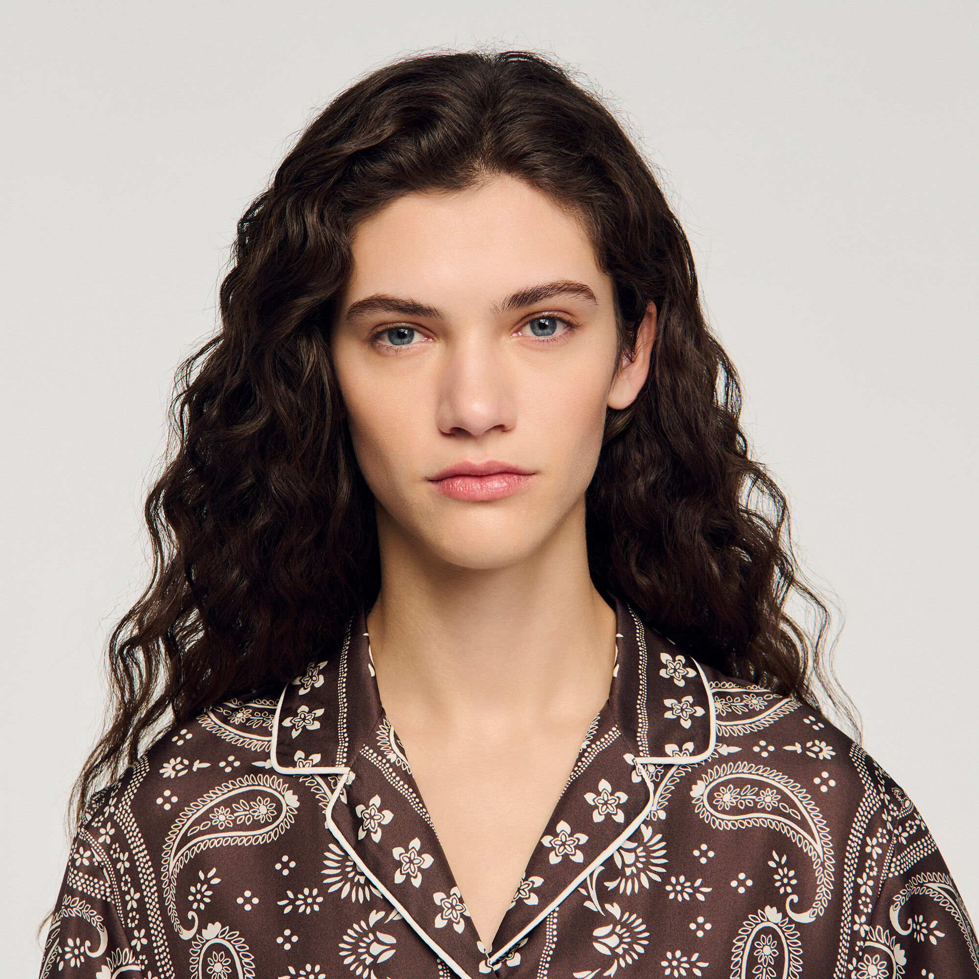 Kurzes Hemd mit Bandana-Druckmuster