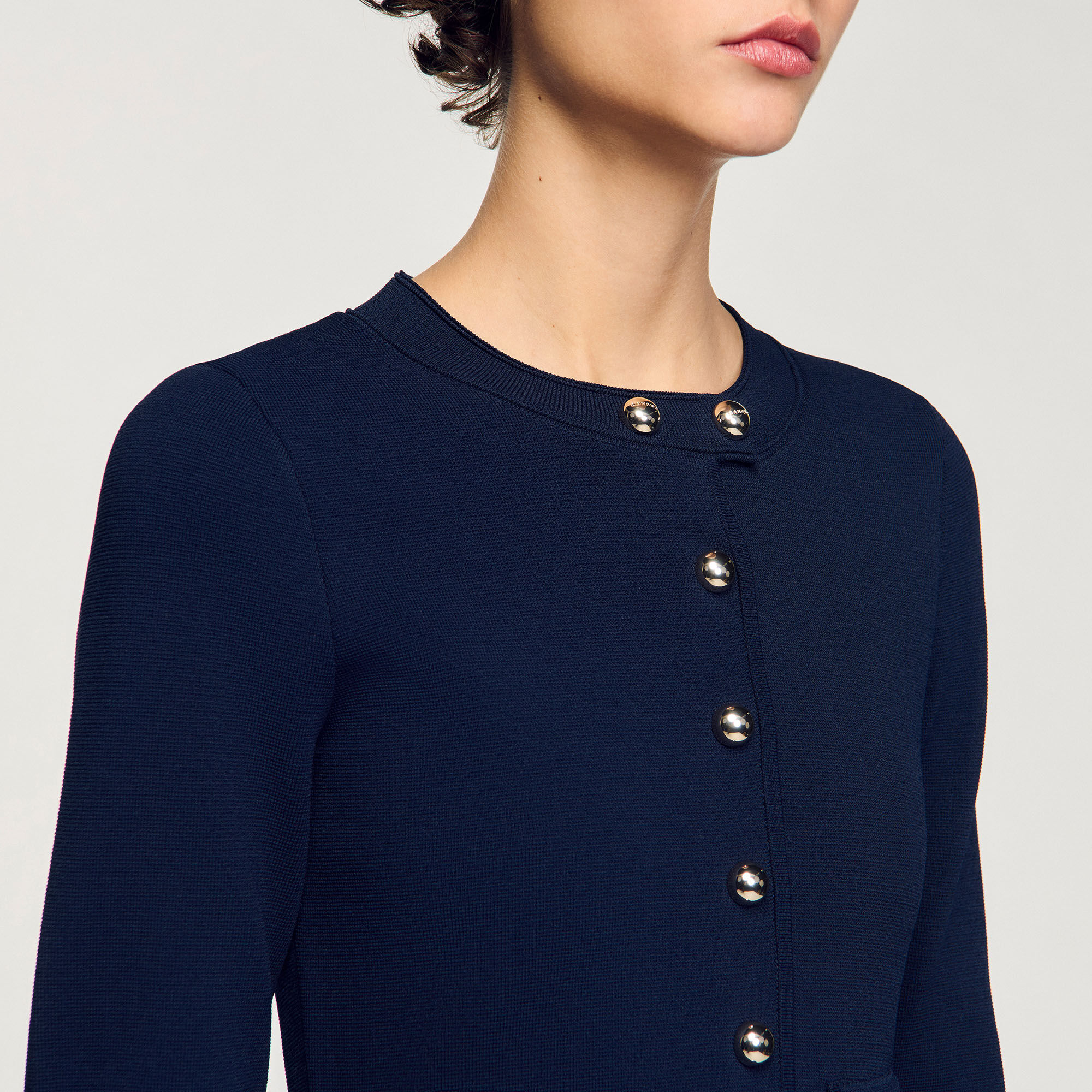 Kurzes geknöpftes Strickkleid