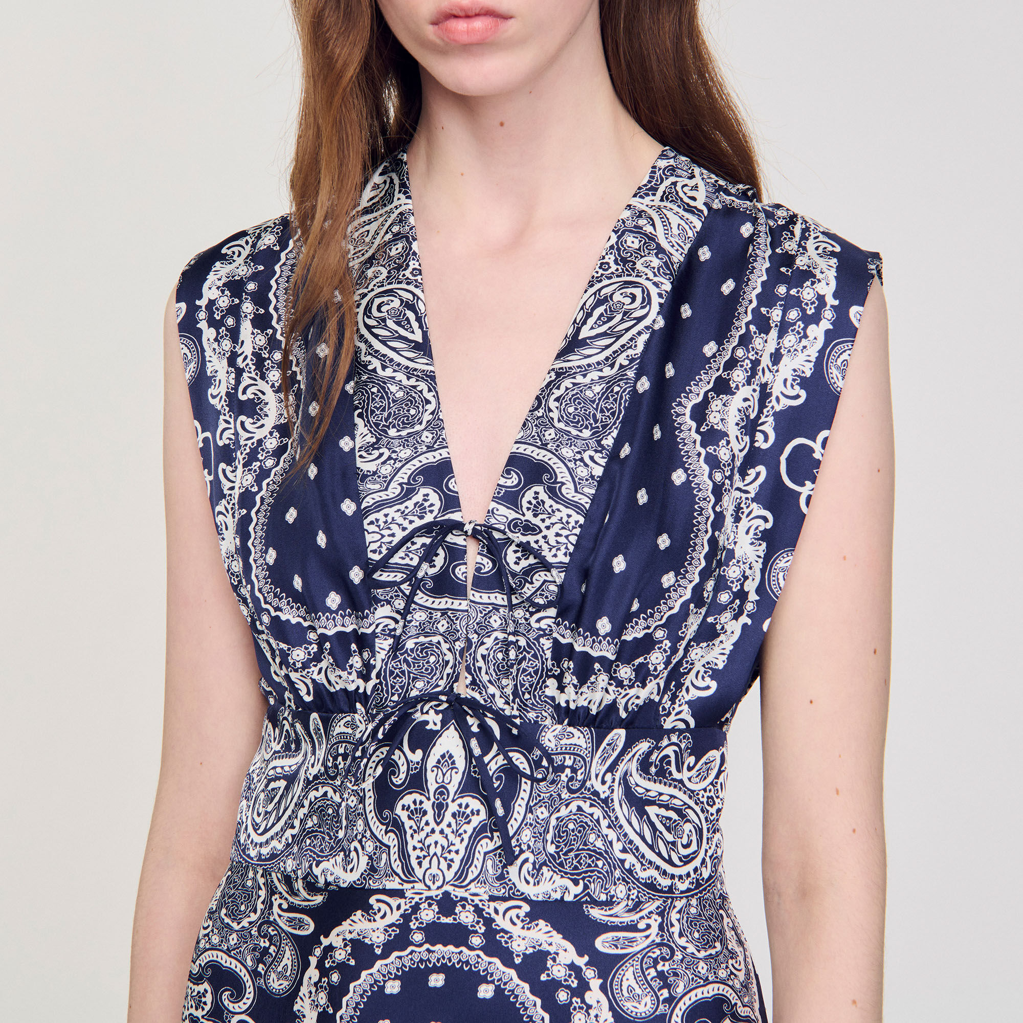 Langes Kleid mit Bandana-Print