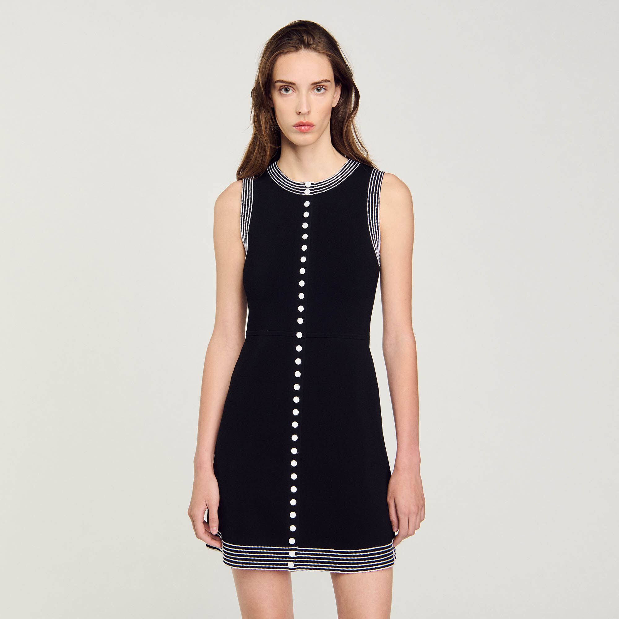 Kurzes geknöpftes Kleid