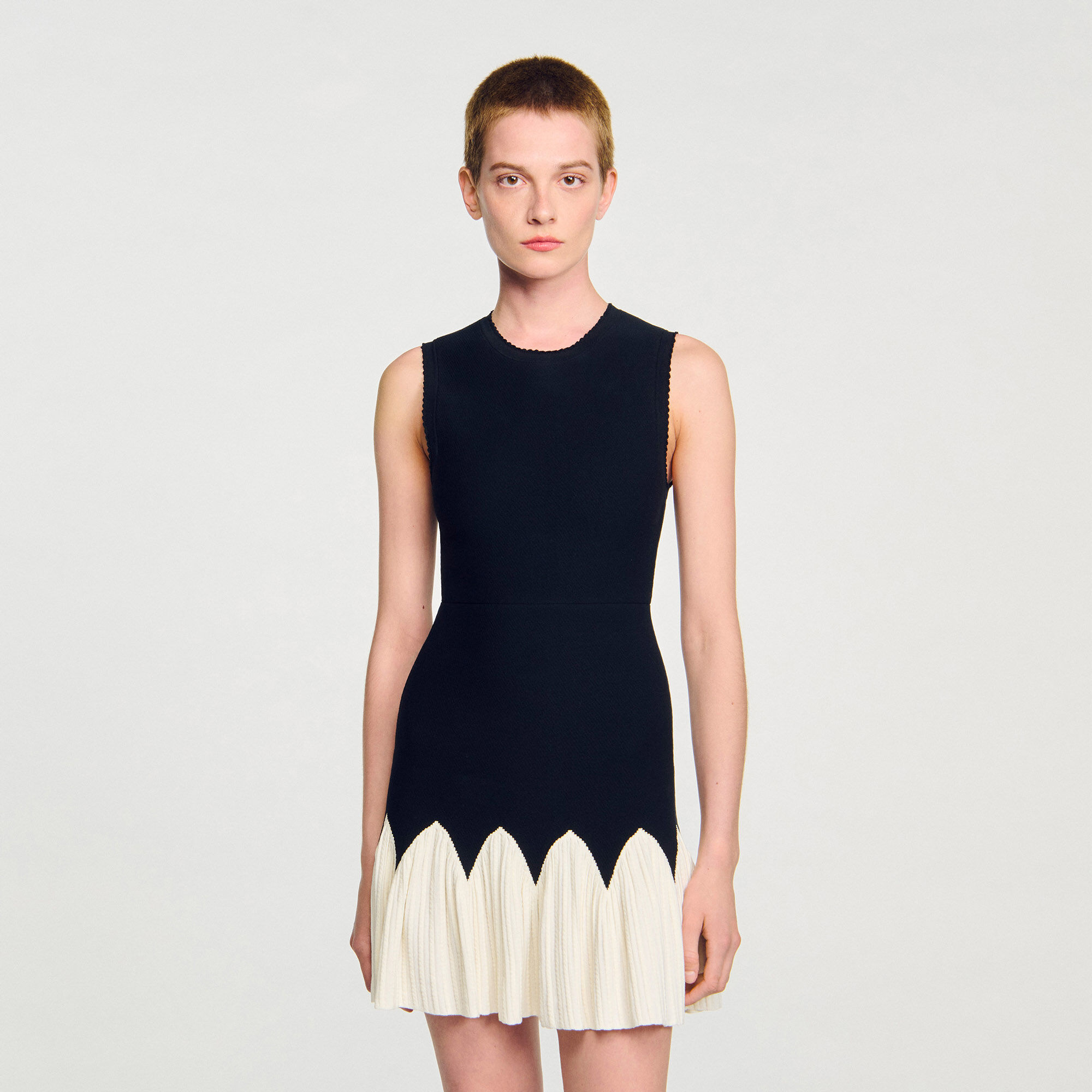 Kurzes zweifarbiges Strickkleid