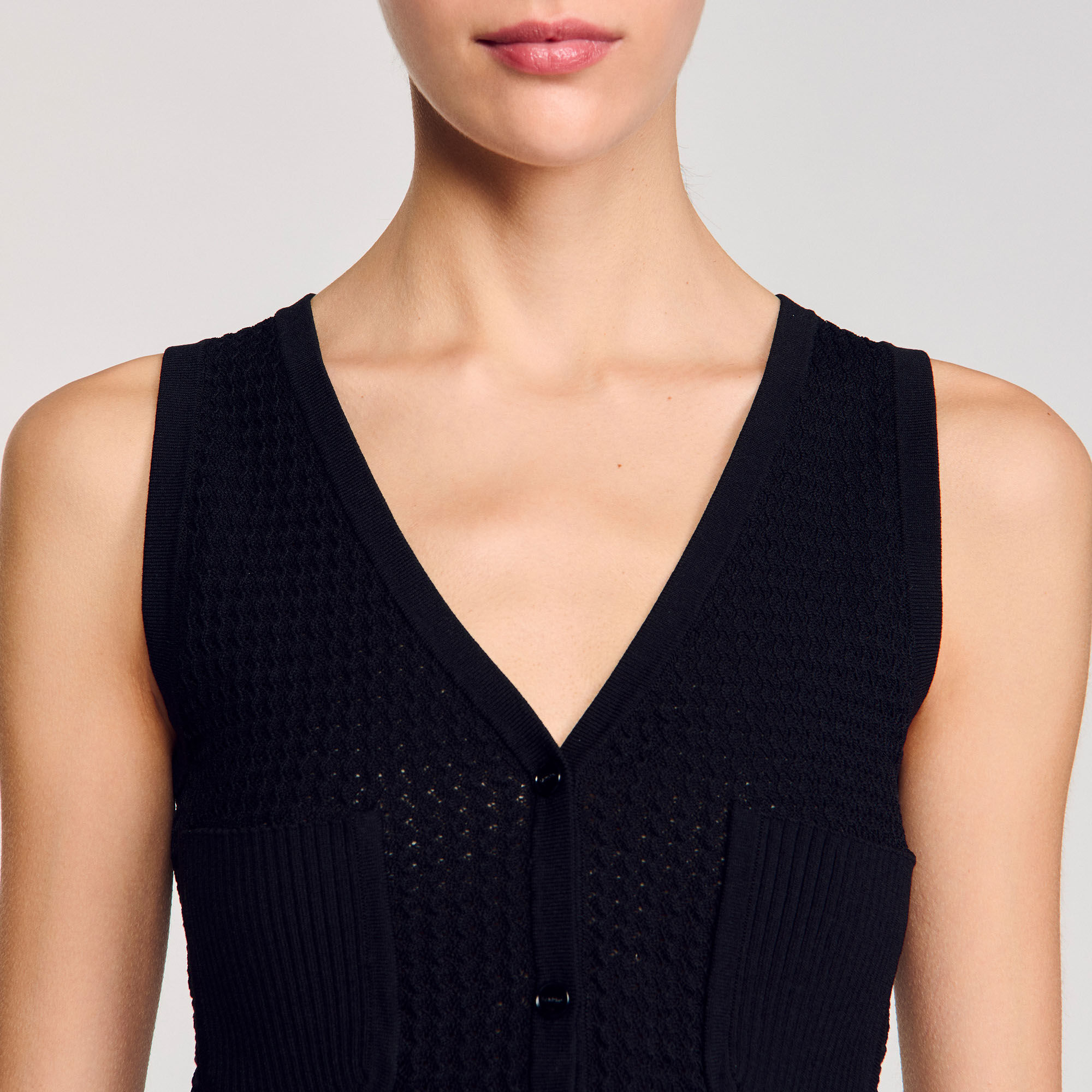 Weste mit originellem Strickmuster