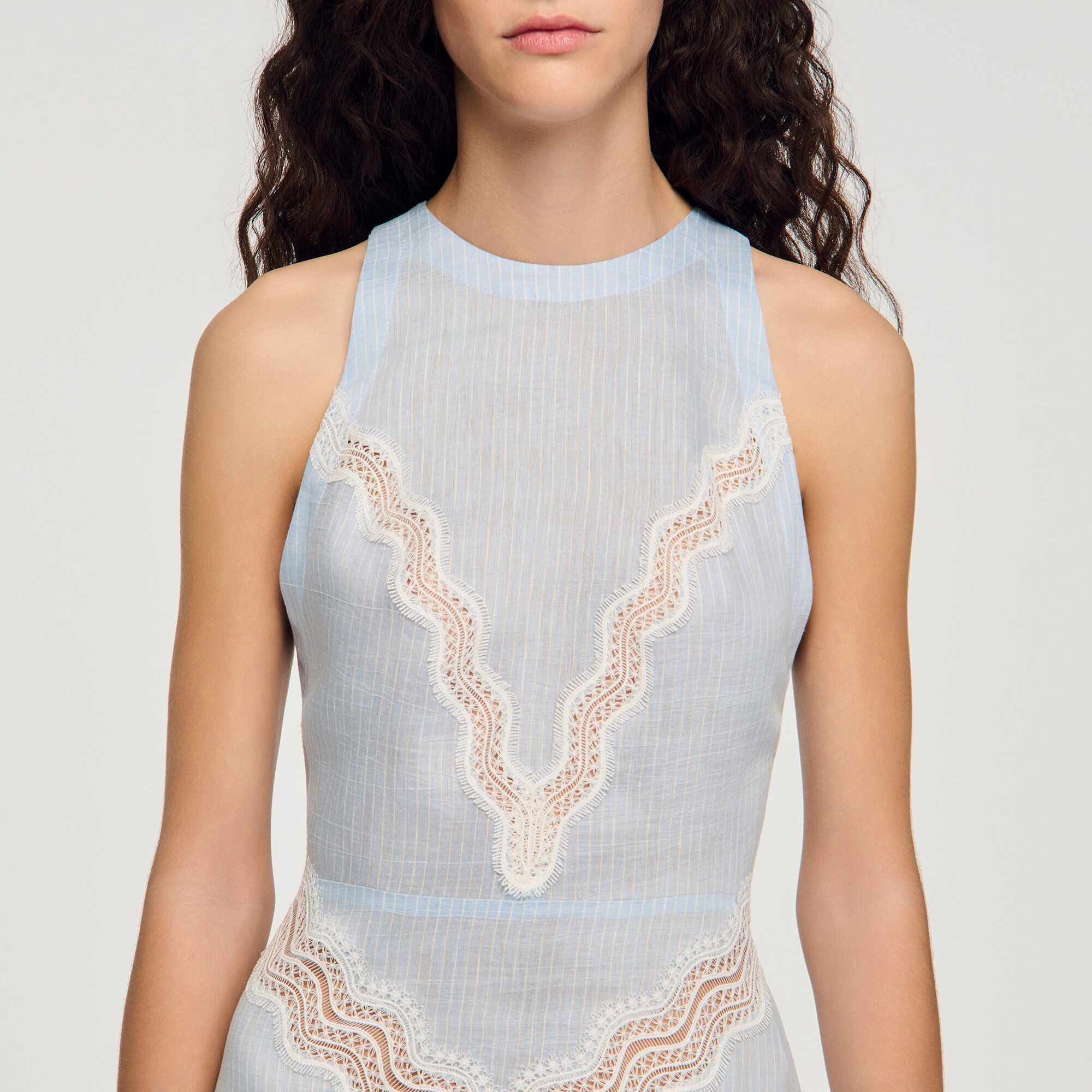 Robe longue &agrave; d&eacute;tails dentelle