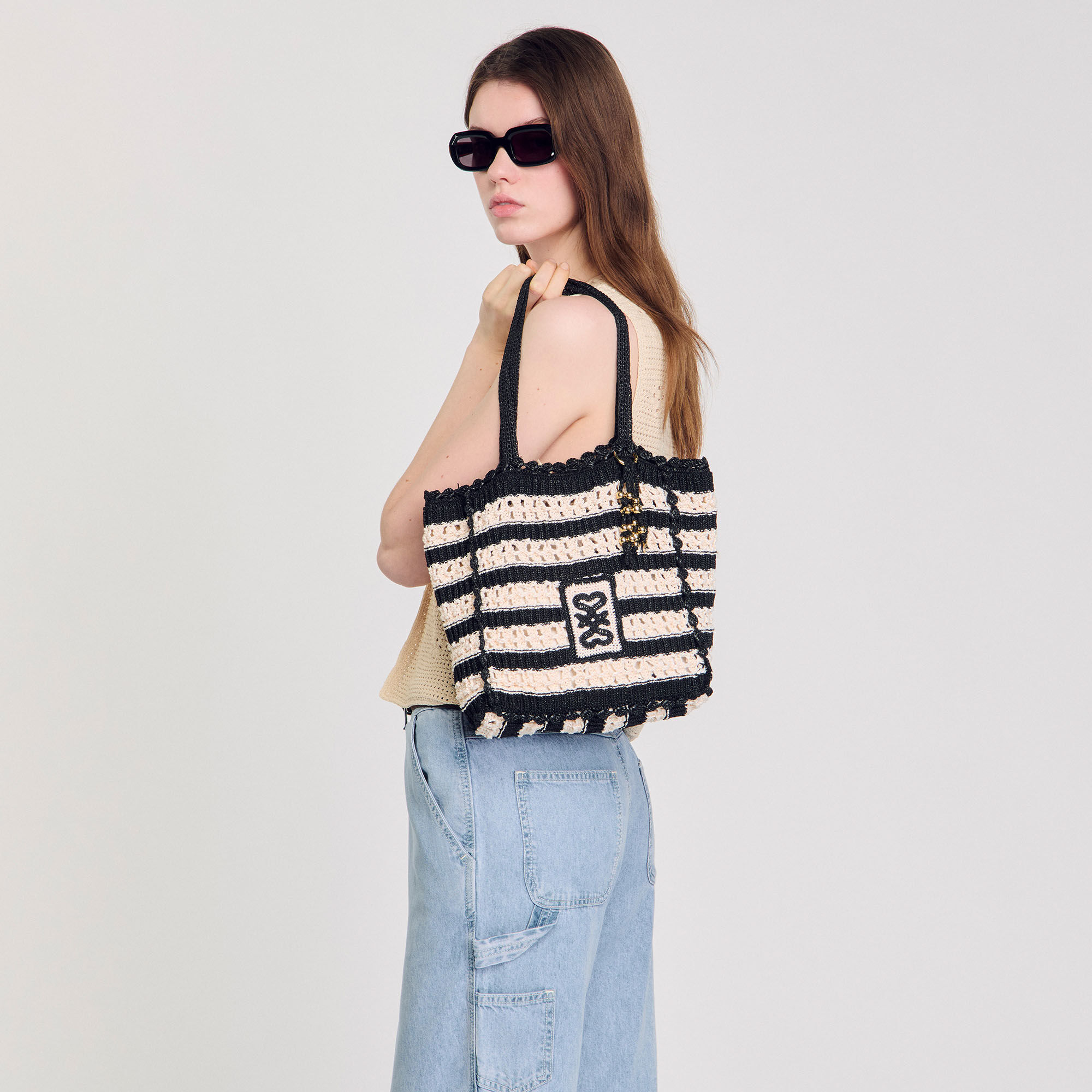 Zweifarbige Tasche mit Häkelmuster