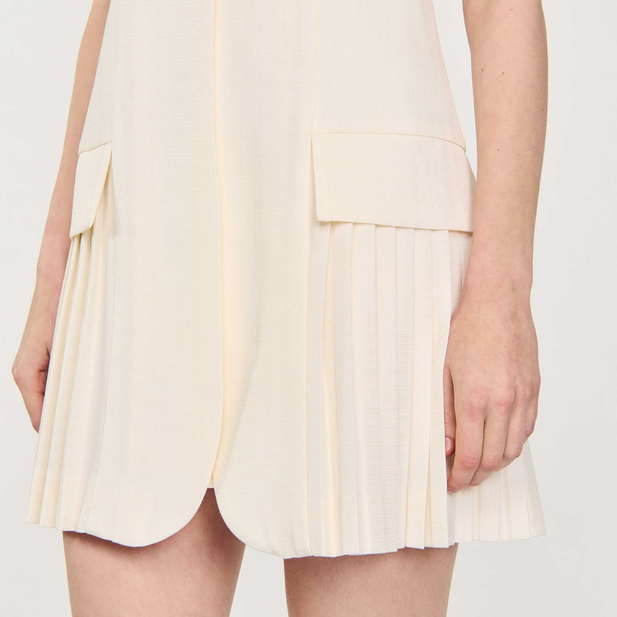 Kurzes plissiertes Anzugkleid