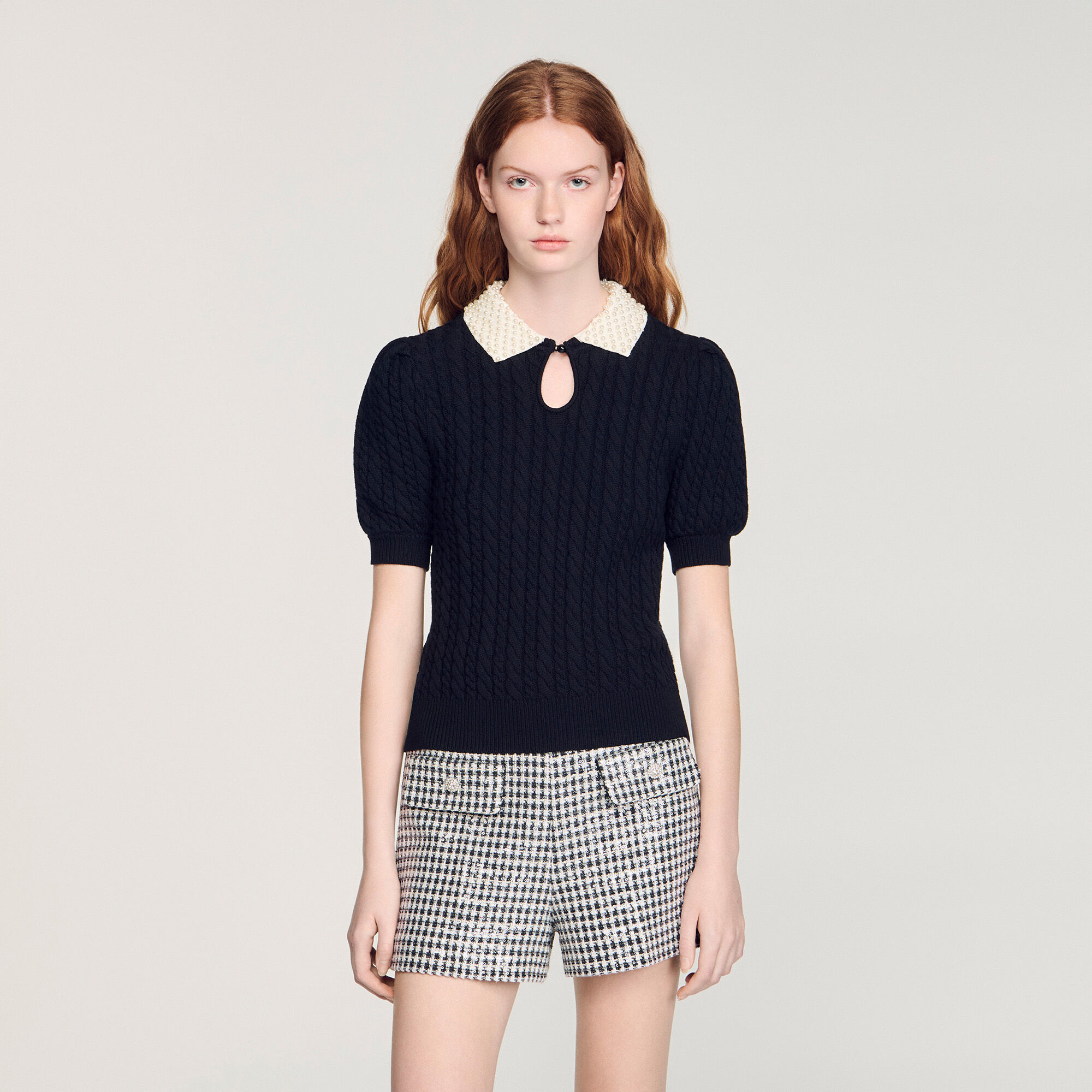 Zopfstrickpullover mit Perlenkragen