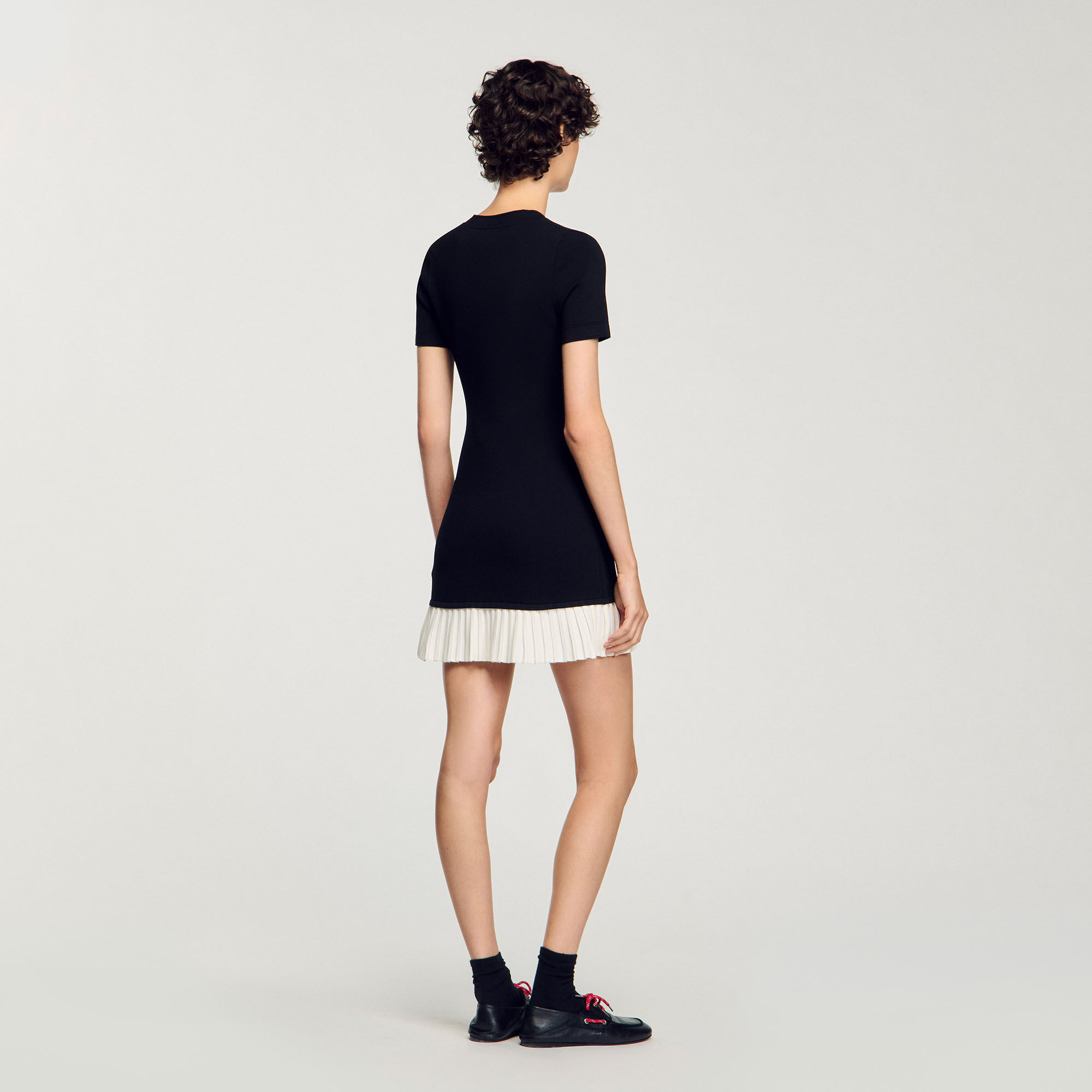 Kurzes Strickkleid mit Volant