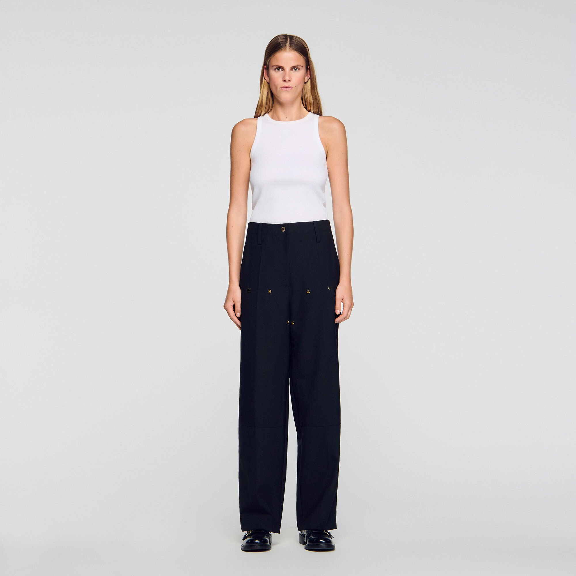 Fließende Hose mit Nieten
