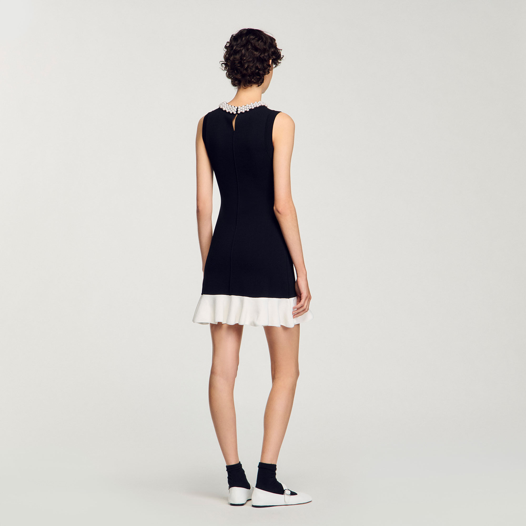 Kurzes Strickkleid mit Perlenkragen