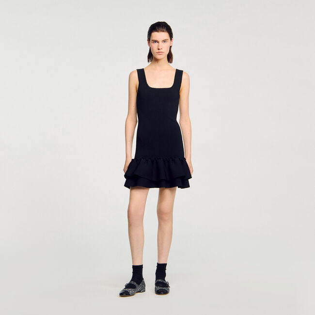 Kurzes Strickkleid mit Volant