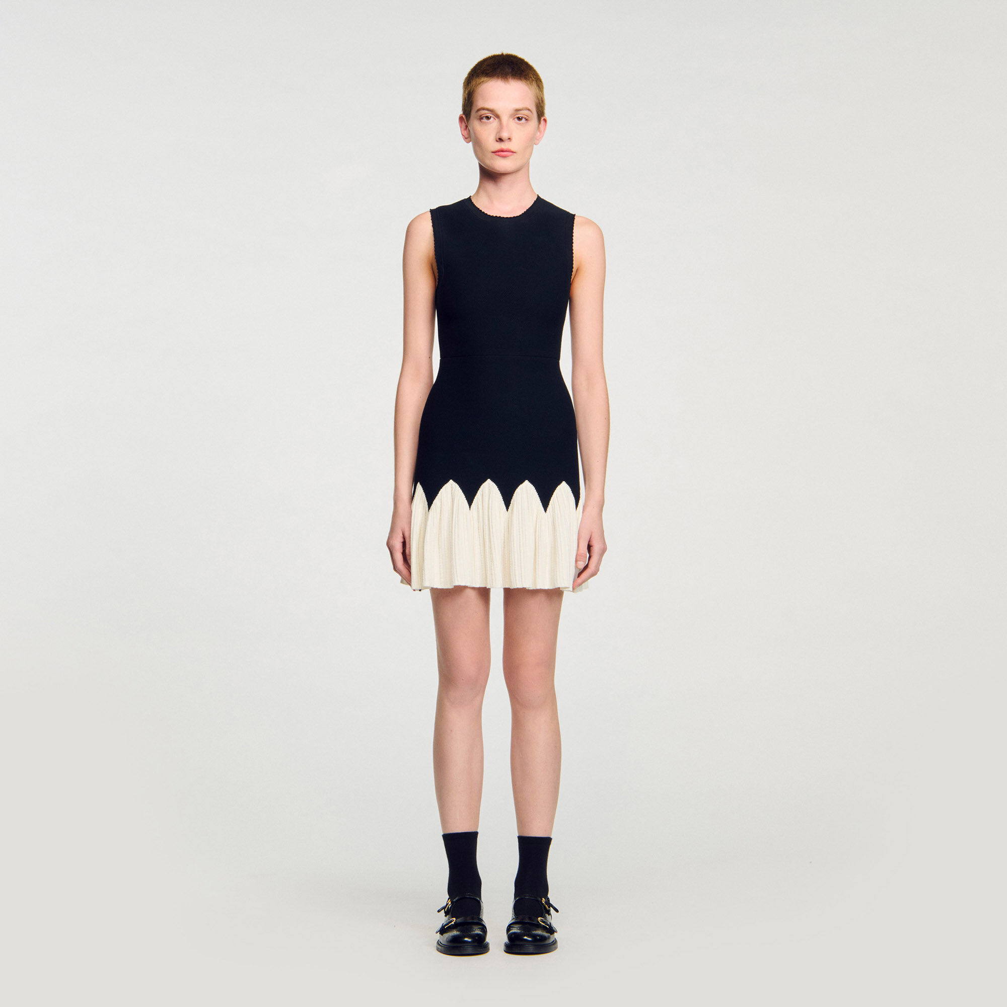 Kurzes zweifarbiges Strickkleid