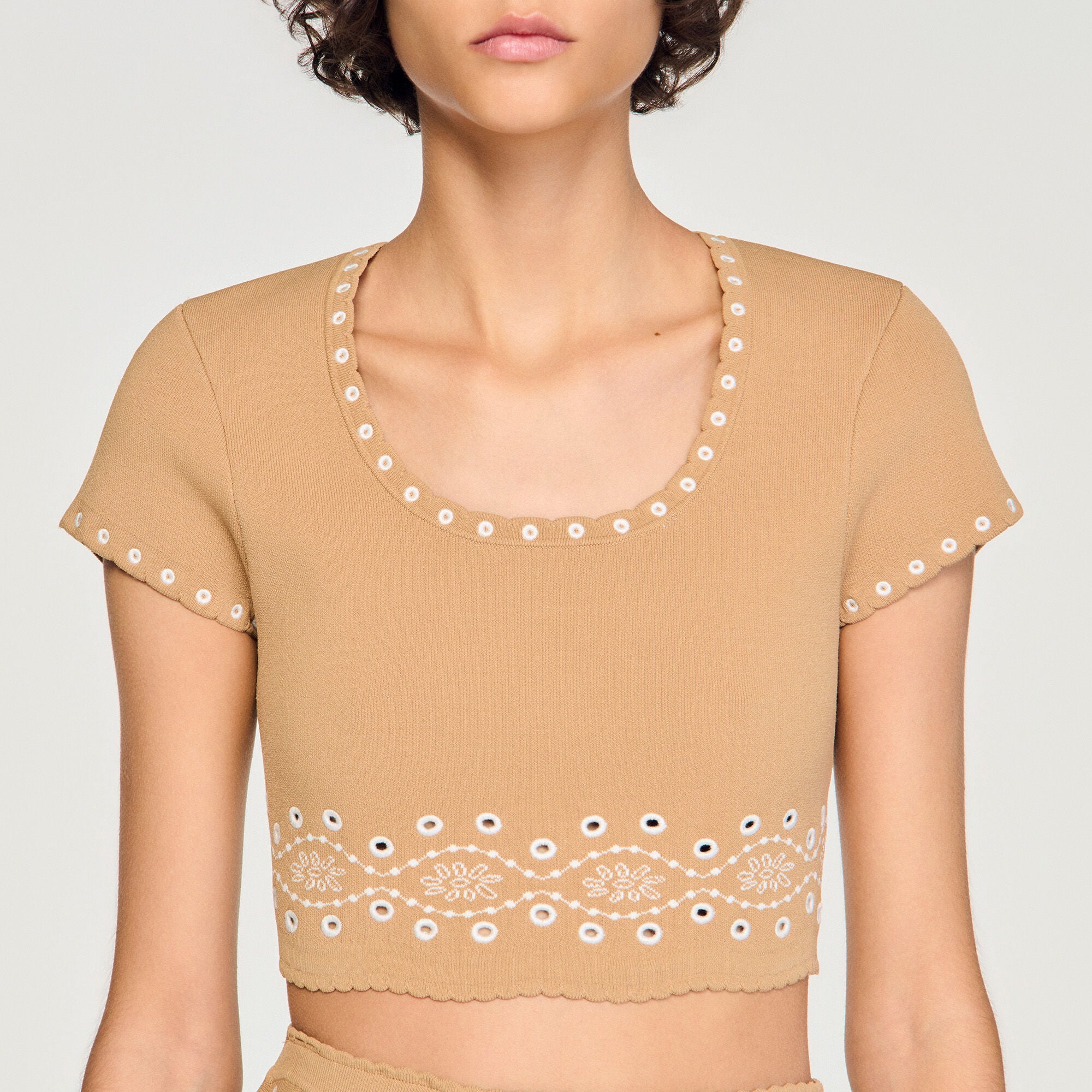 Pull &agrave; broderie contrast&eacute;e