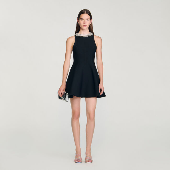 Kurzes Kleid mit Perlenkragen