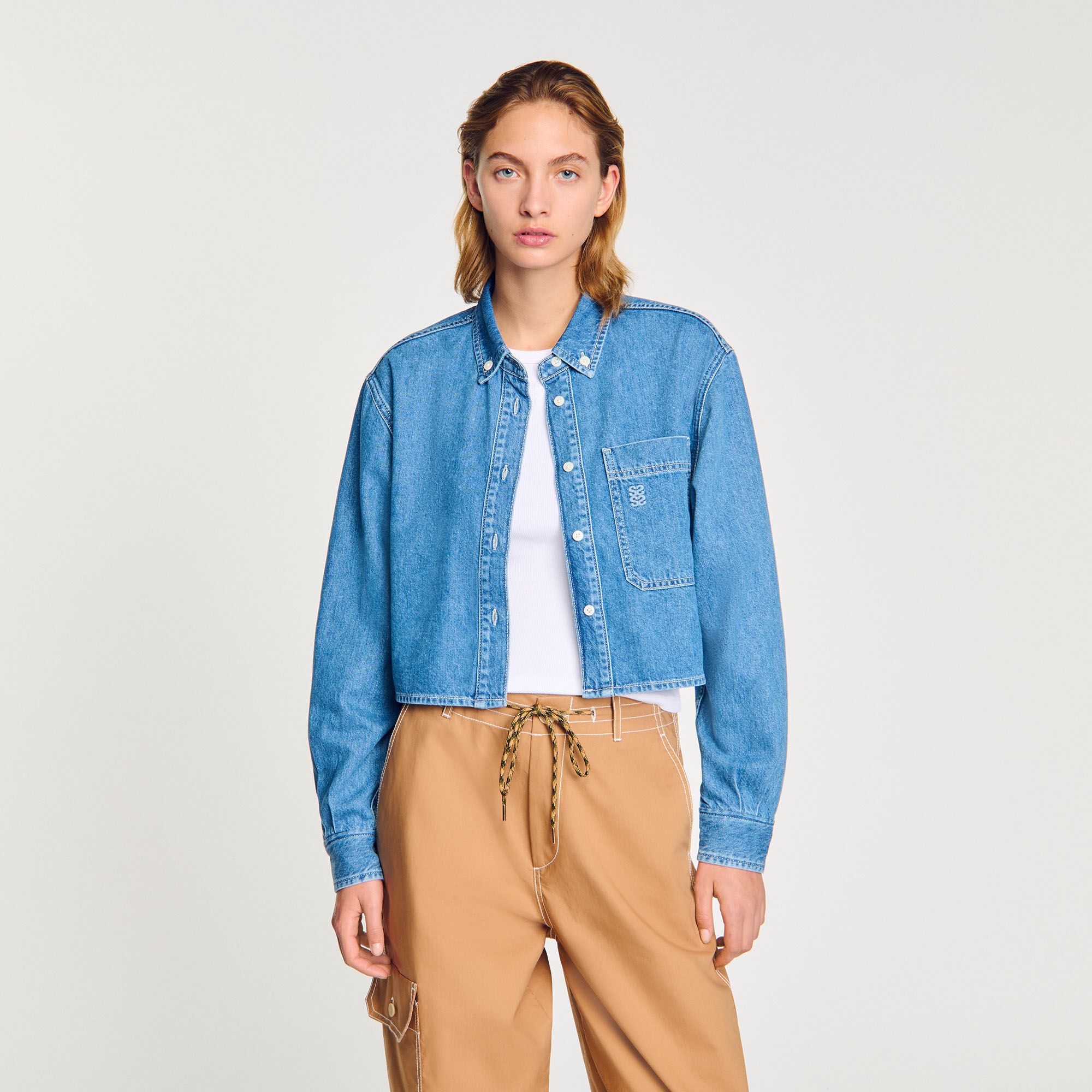 Chemise courte en denim brodée