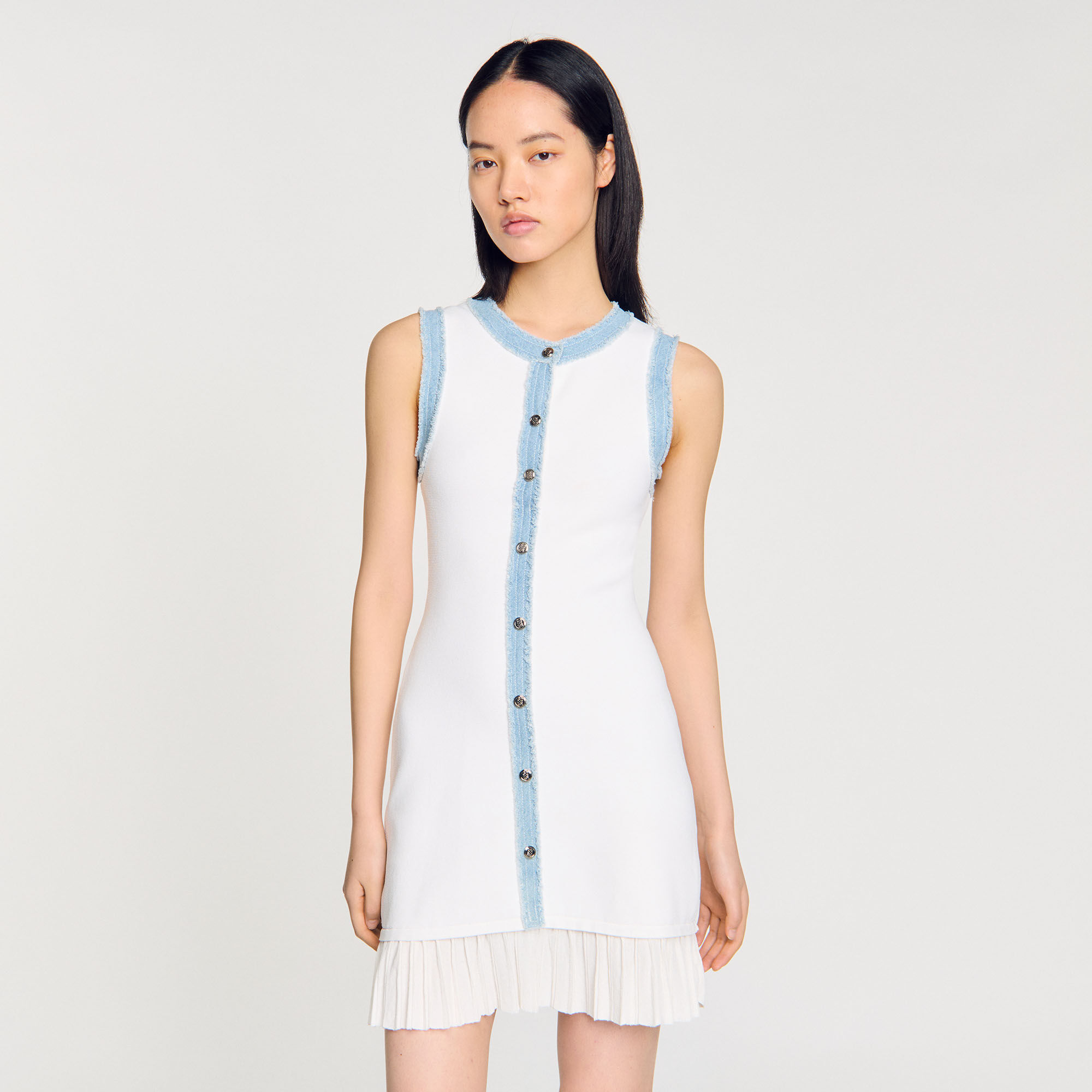 Kurzes Strickkleid mit Volant