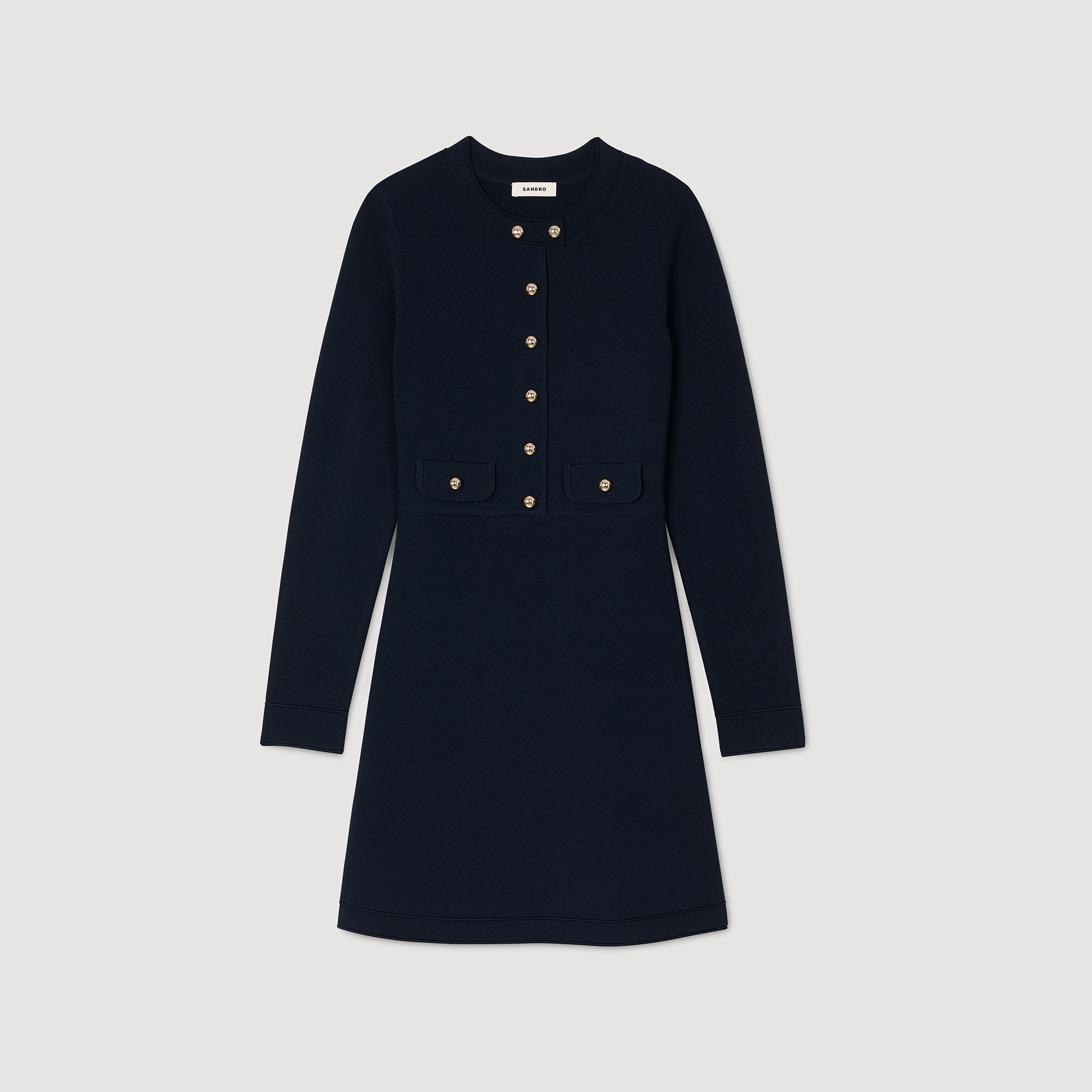 Kurzes geknöpftes Strickkleid