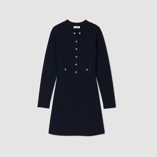 Kurzes geknöpftes Strickkleid
