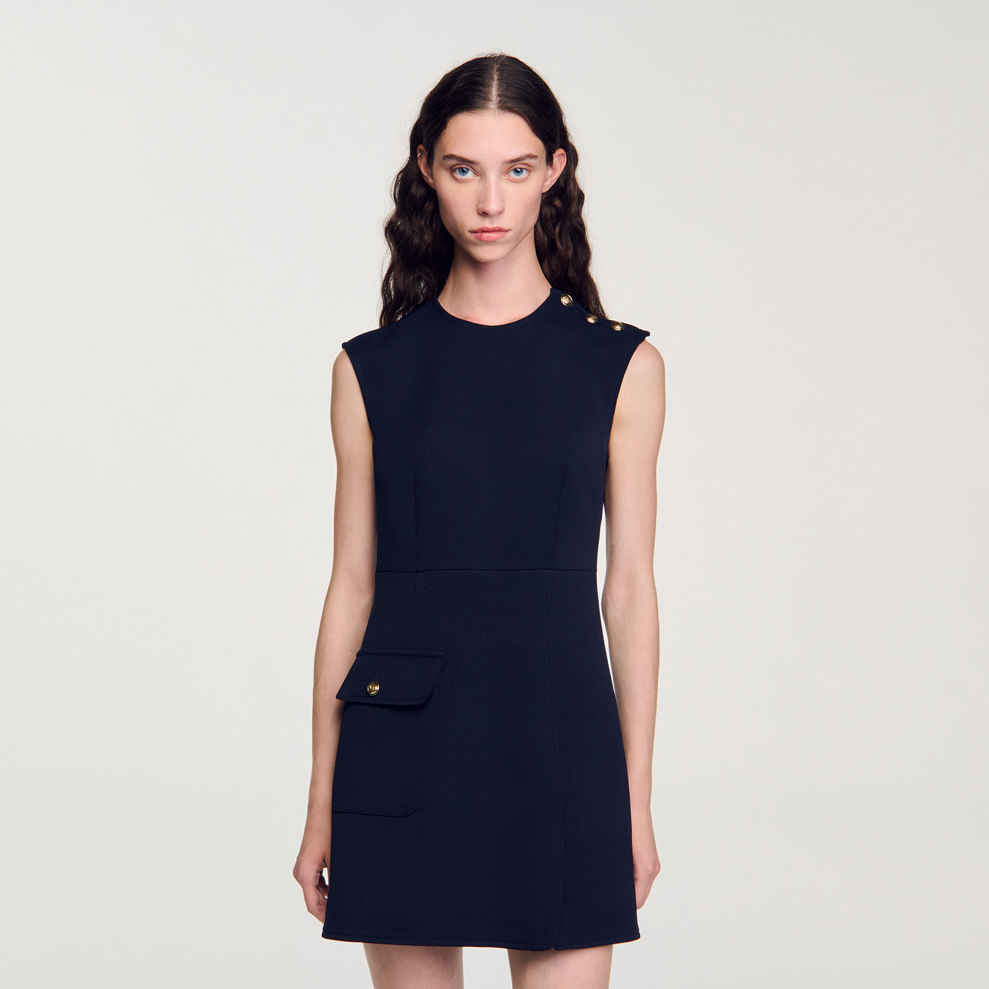 Kurzes Kleid mit Knopfverschluss