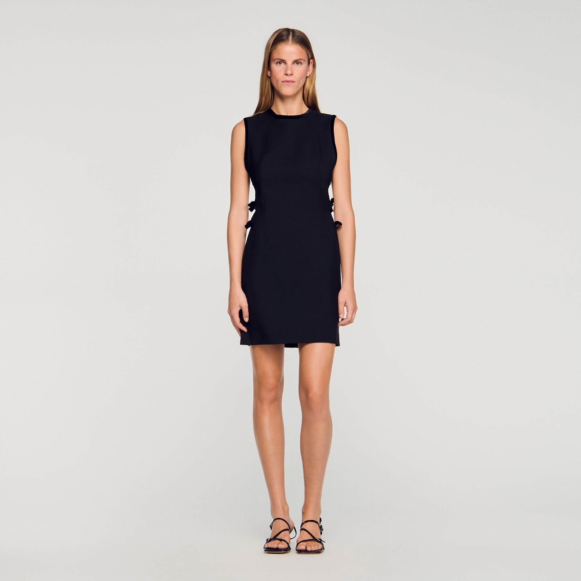 Robe courte à découpes