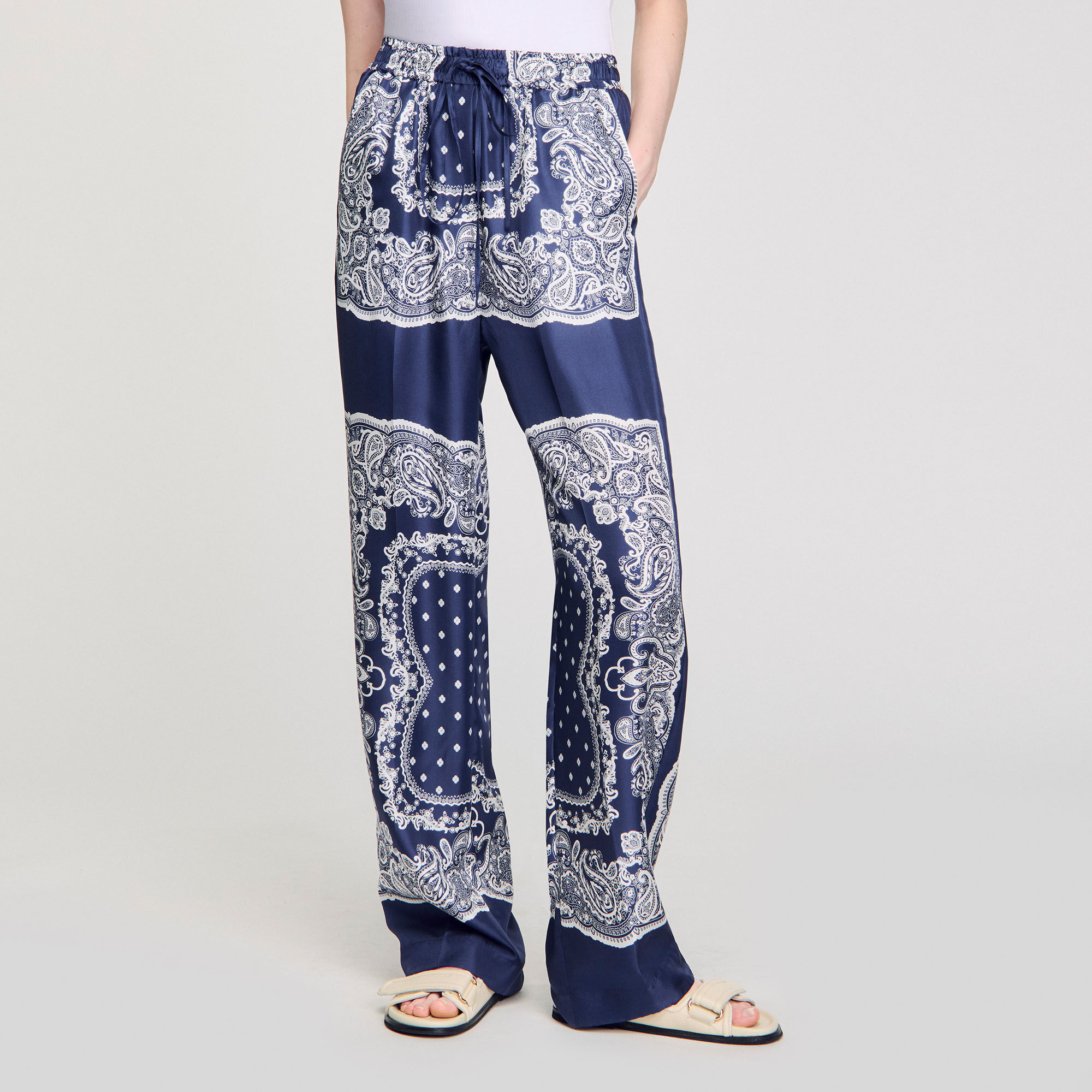 Fließende Hose mit Bandana-Print