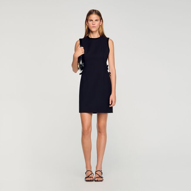 Robe courte à découpes