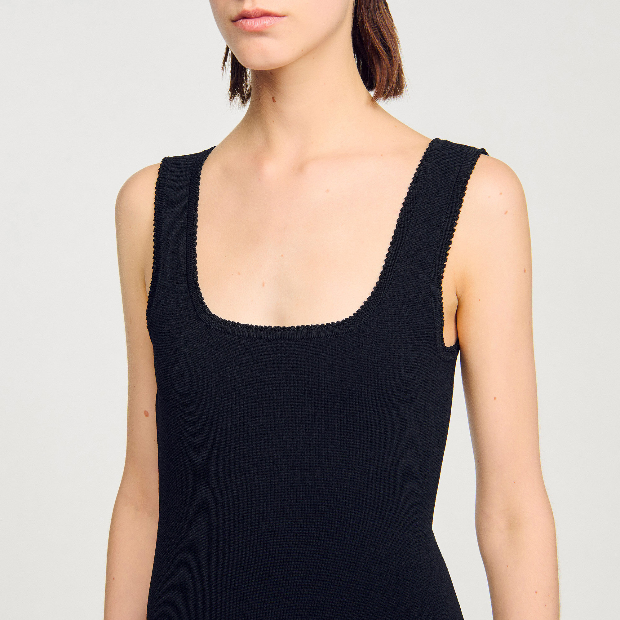 Kurzes Strickkleid mit Volant